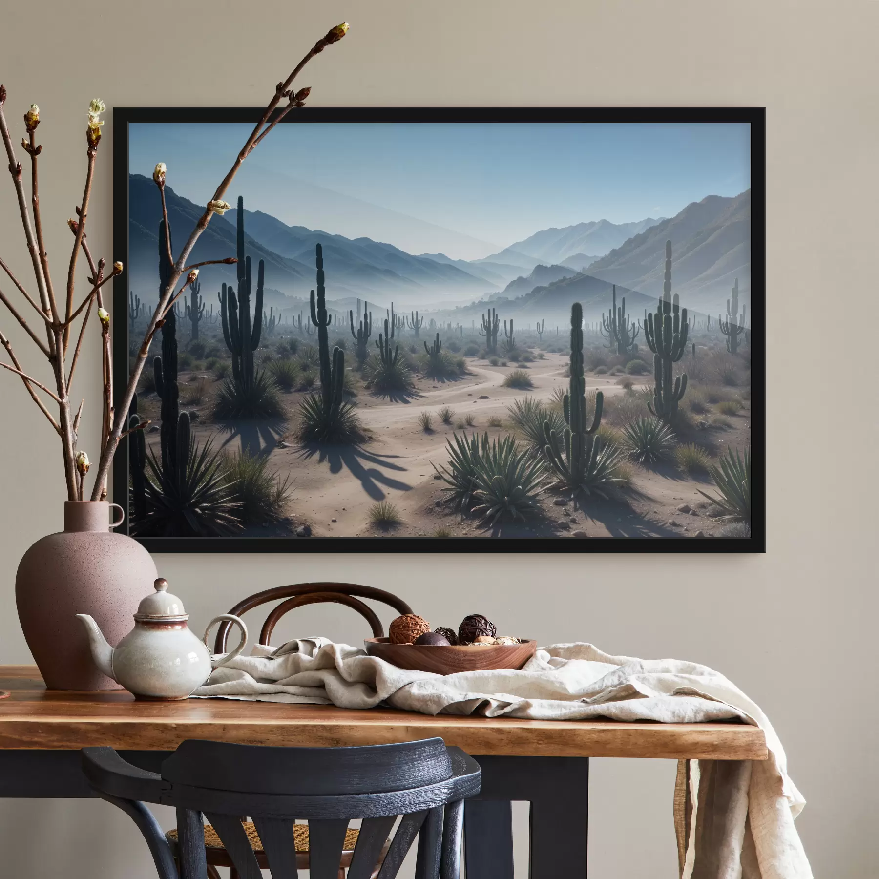 Fototapeta Krajobraz pustyni z wysokimi kaktusami i jukami na pierwszym planie, otoczony mglistymi górami f40153