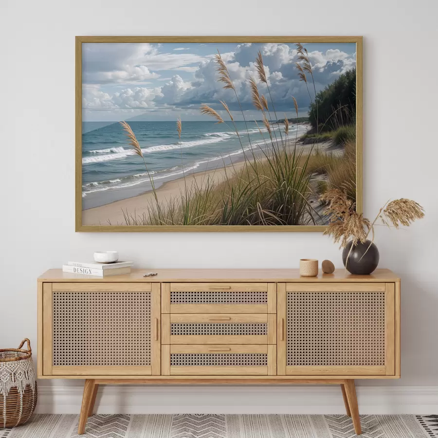 Fototapeta Malownicza plaża z wysoką trawą kołyszącą się na wietrze, z widokiem na ocean z rozbijającymi się falami i zachmurzonym niebem f40161