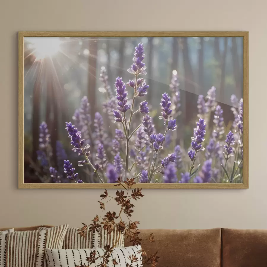 Fototapeta Fioletowe kwiaty lawendy na polu, rozmyte tło lasu i prześwitujące przez nie światło słoneczne f40570