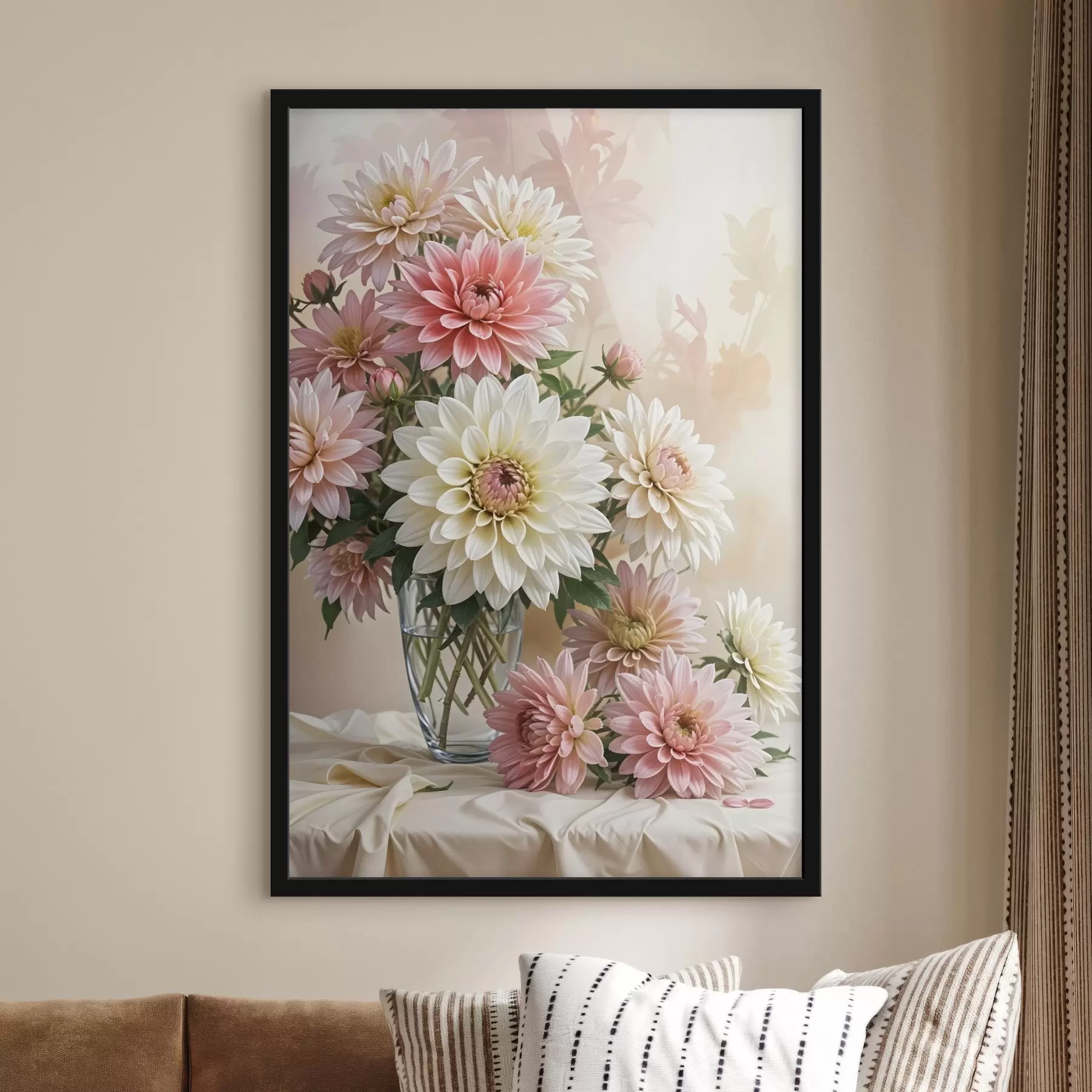 Fototapeta Bukiet dużych różowych i białych kwiatów dalii w szklanym wazonie na delikatnym różowym tle f41743