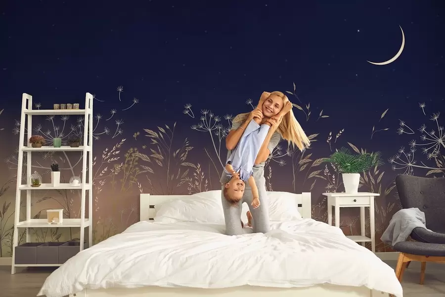 Fototapeta Mlecze z polnymi kwiatami na tle zachodu słońca z niebieskim niebem i księżycem w08567