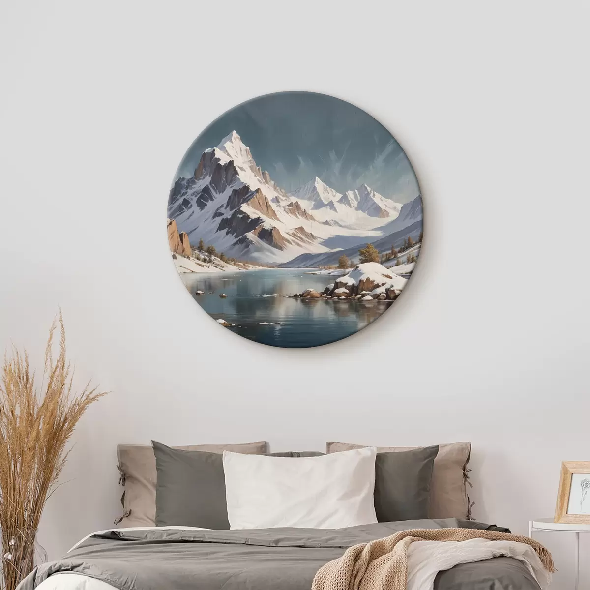 Okrągłe obrazy Ośnieżone pasmo górskie odbijające się w spokojnym jeziorze, z łodziami pływającymi po wodzie i dramatycznie zachmurzonym niebem r40551