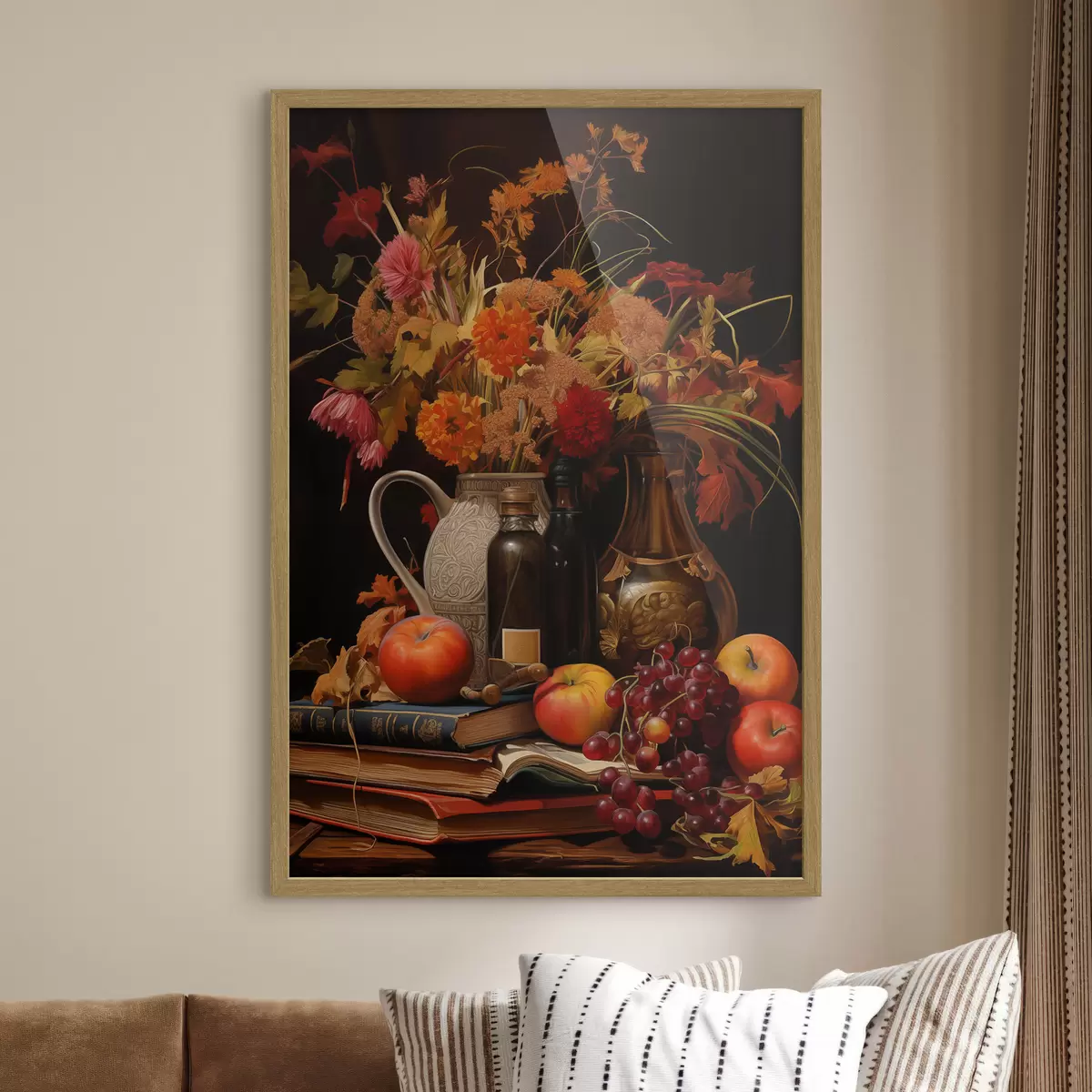 Plakat Jesienna martwa natura z bukietem w ciepłych odcieniach pomarańczy i czerwieni, jabłkami, winogronami, książkami i ceramicznymi naczyniami na ciemnym tle f42561