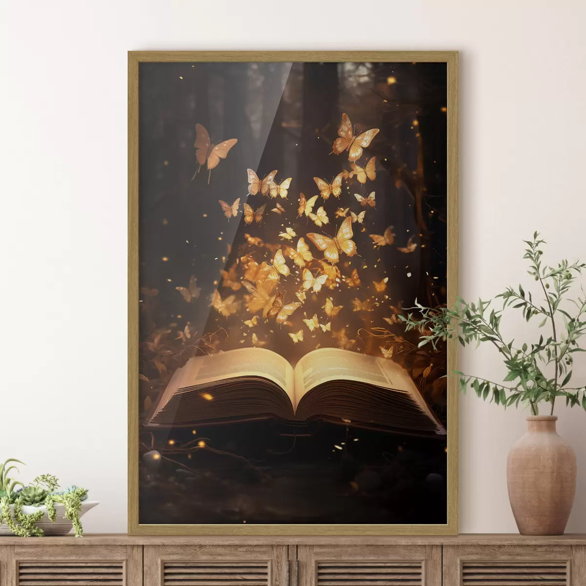 Plakat Otwarta księga, z której wyłaniają się świetliste motyle, lśniące w promieniach światła w ciemnym, magicznym lesie f42573