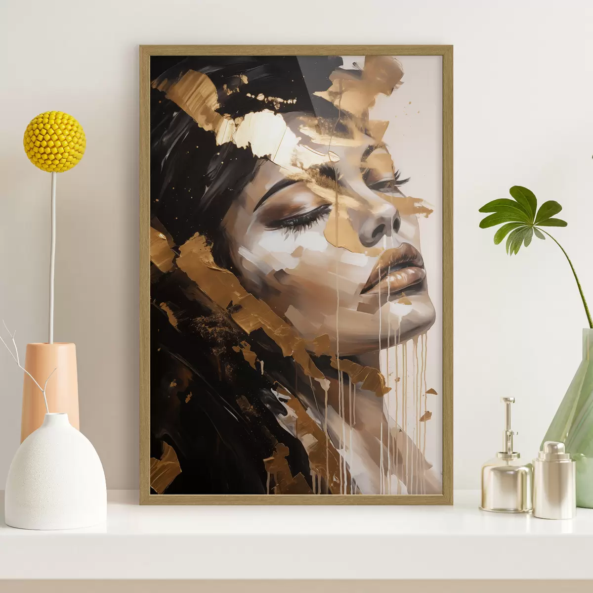 Plakat Abstrakcyjny portret kobiety o łagodnym wyrazie twarzy, utrzymany w ciepłej tonacji z dynamicznymi pociągnięciami pędzla, które dodają głębi i emocji f42627