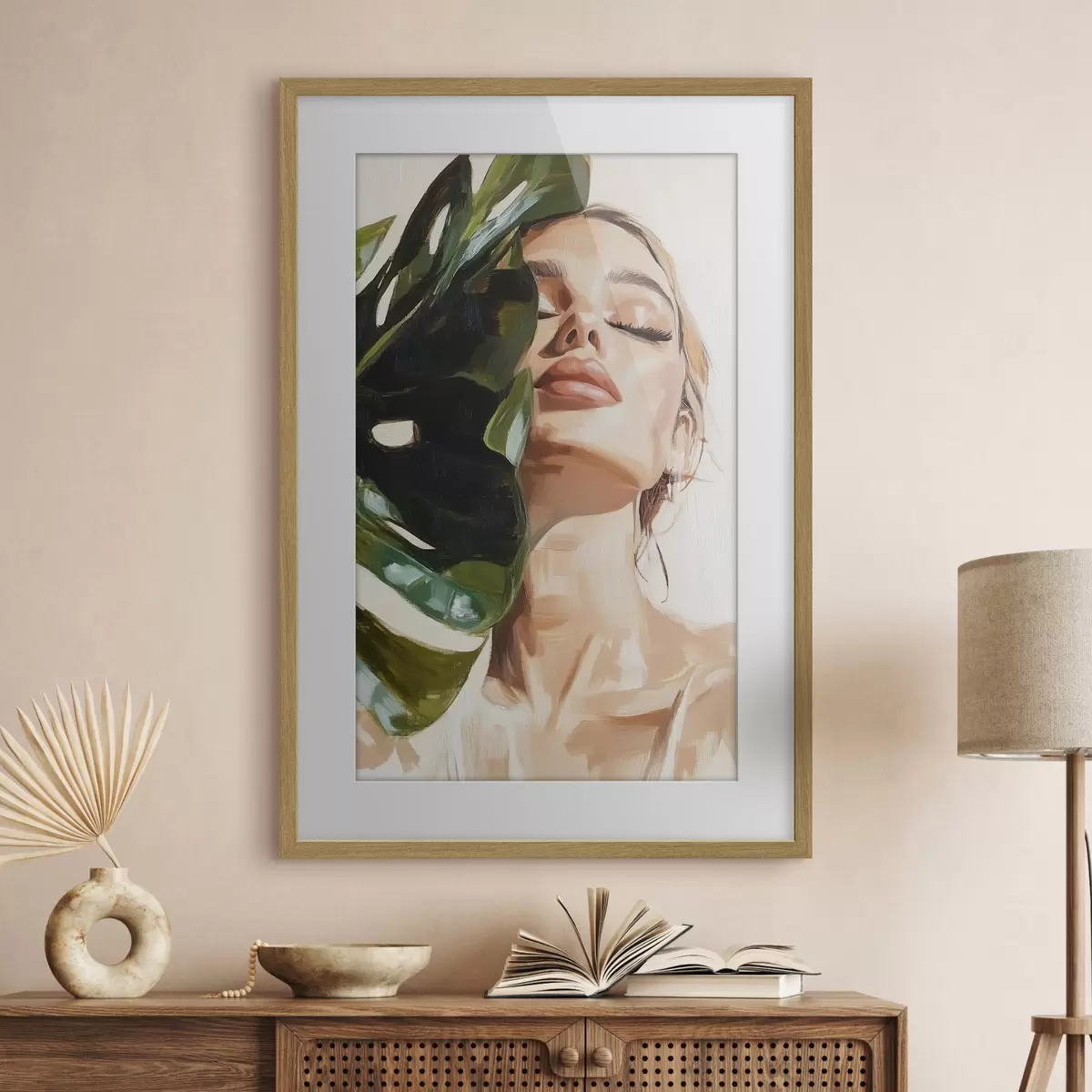Plakat Portret kobiety z liściem monstery z imitacją pociągnięć pędzla f42597