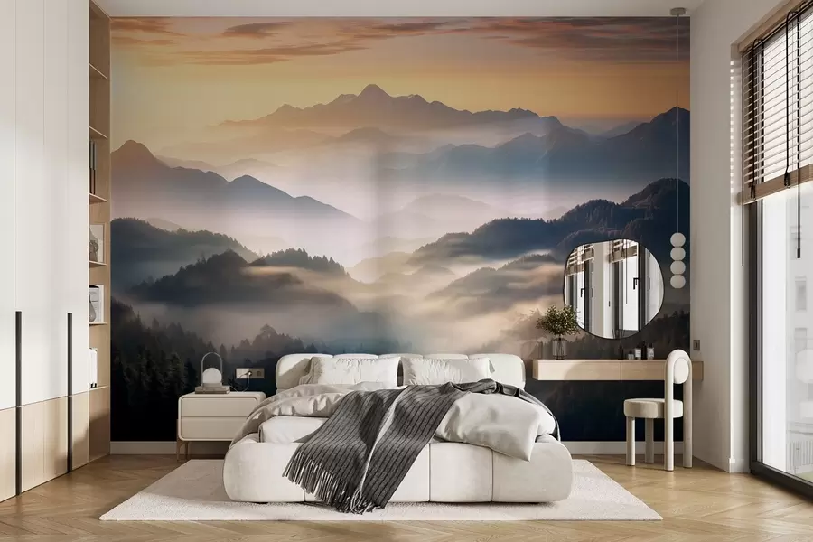 Fototapeta Spokojny górski krajobraz o świcie, z delikatną mgłą otulającą sosny w08748