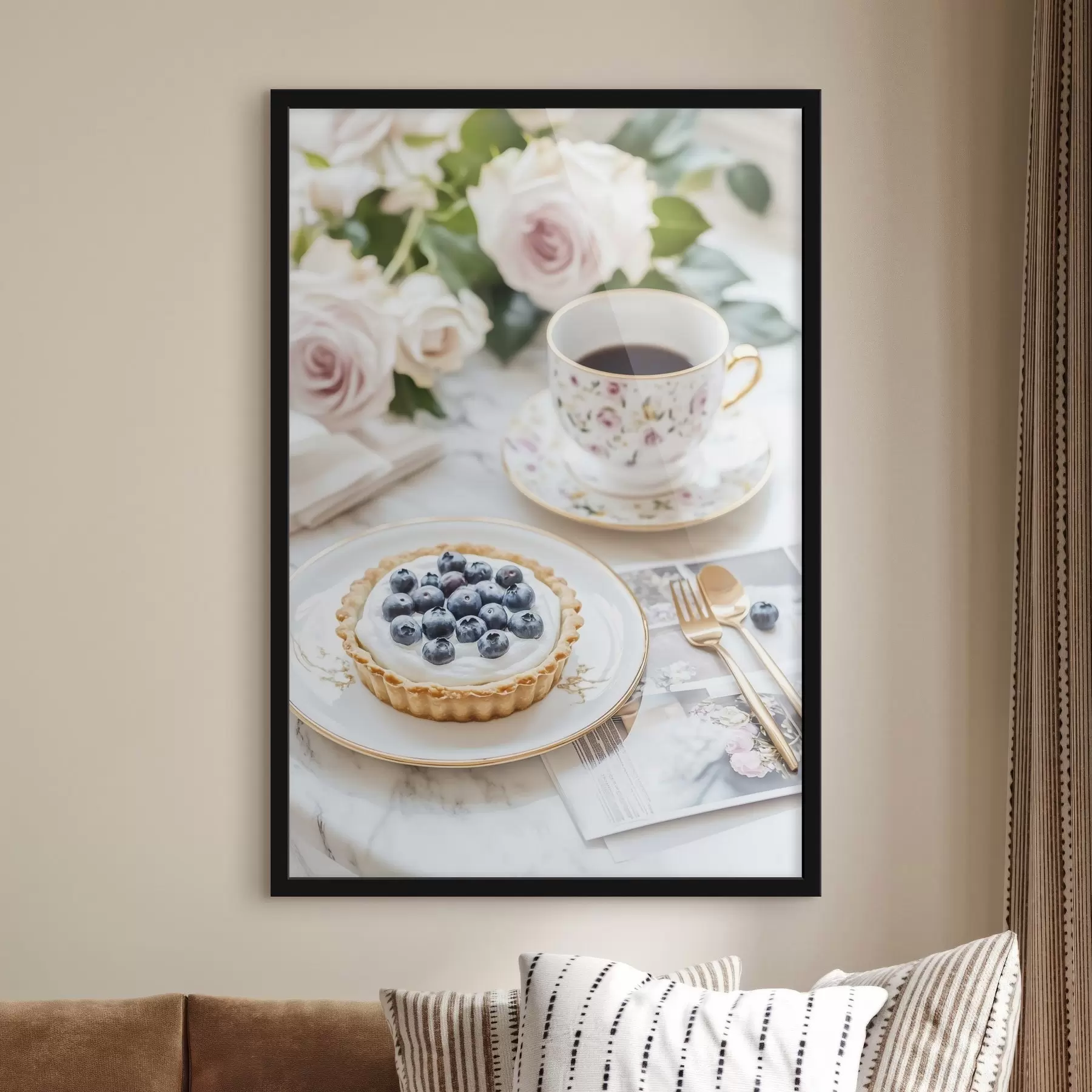 Fototapeta Babeczka jagodowa z filiżanką herbaty, styl boho, różowe róże f43066