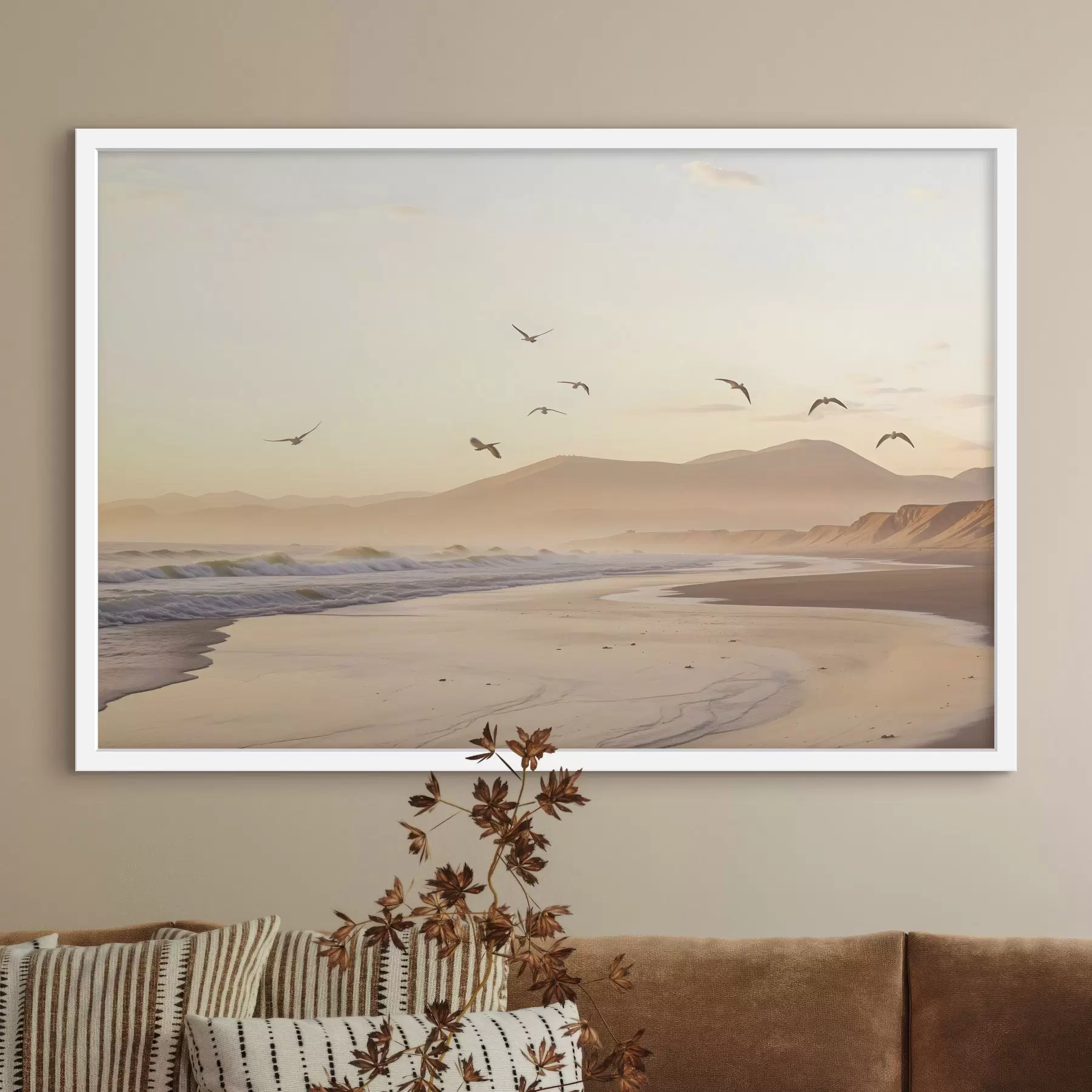 Fototapeta Ptaki latające nad plażą z oceanem, góry w tle, ciepłe kolory, miękka pastelowa paleta f43162
