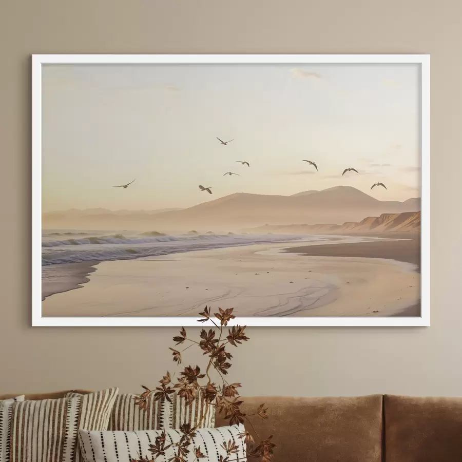 Fototapeta Ptaki latające nad plażą z oceanem, góry w tle, ciepłe kolory, miękka pastelowa paleta f43162