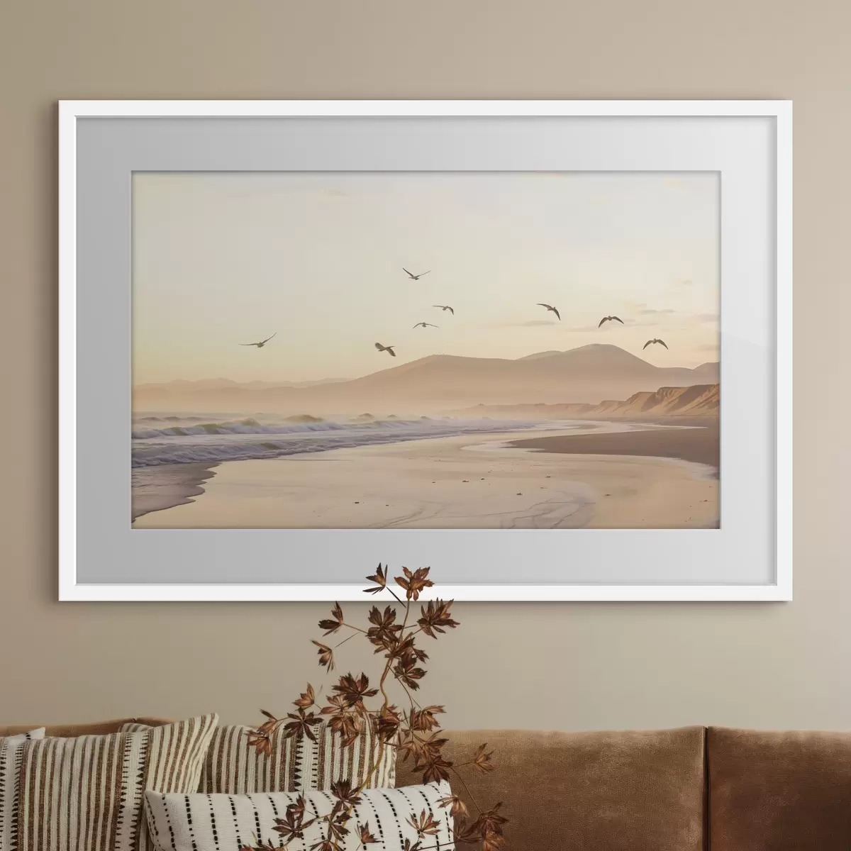 Plakat Ptaki latające nad plażą z oceanem, góry w tle, ciepłe kolory, miękka pastelowa paleta f43162