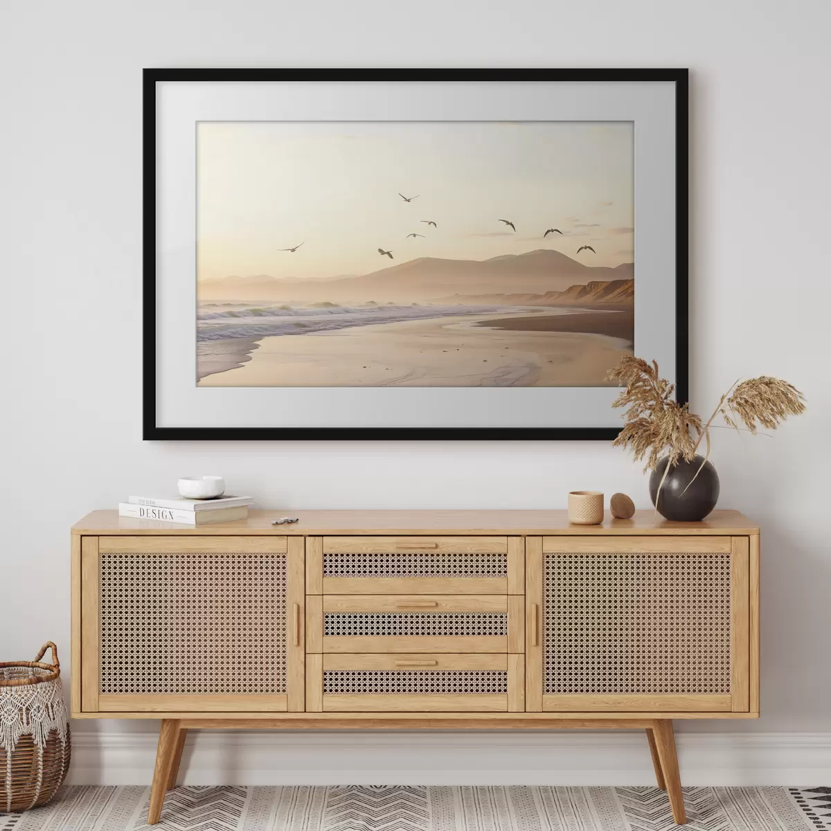 Plakat Ptaki latające nad plażą z oceanem, góry w tle, ciepłe kolory, miękka pastelowa paleta f43162