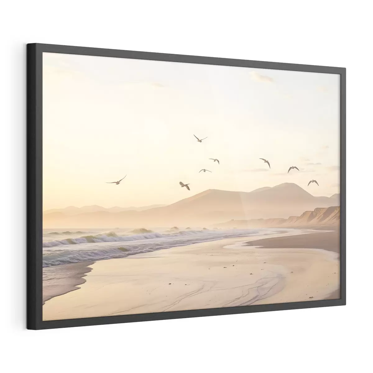 Plakat Ptaki latające nad plażą z oceanem, góry w tle, ciepłe kolory, miękka pastelowa paleta f43162