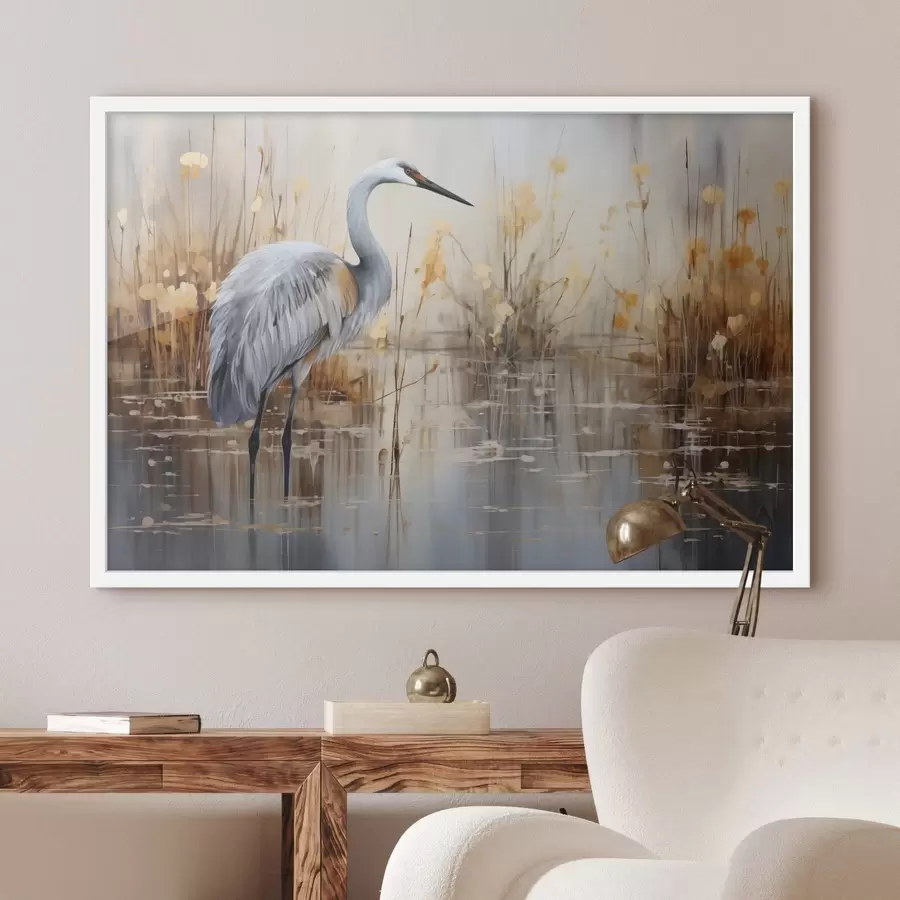 Fototapeta Czapla siwa stojąca w stawie, otoczona wysokimi, cienkimi roślinami, tło jest miękką mieszanką beżu i bieli f43398