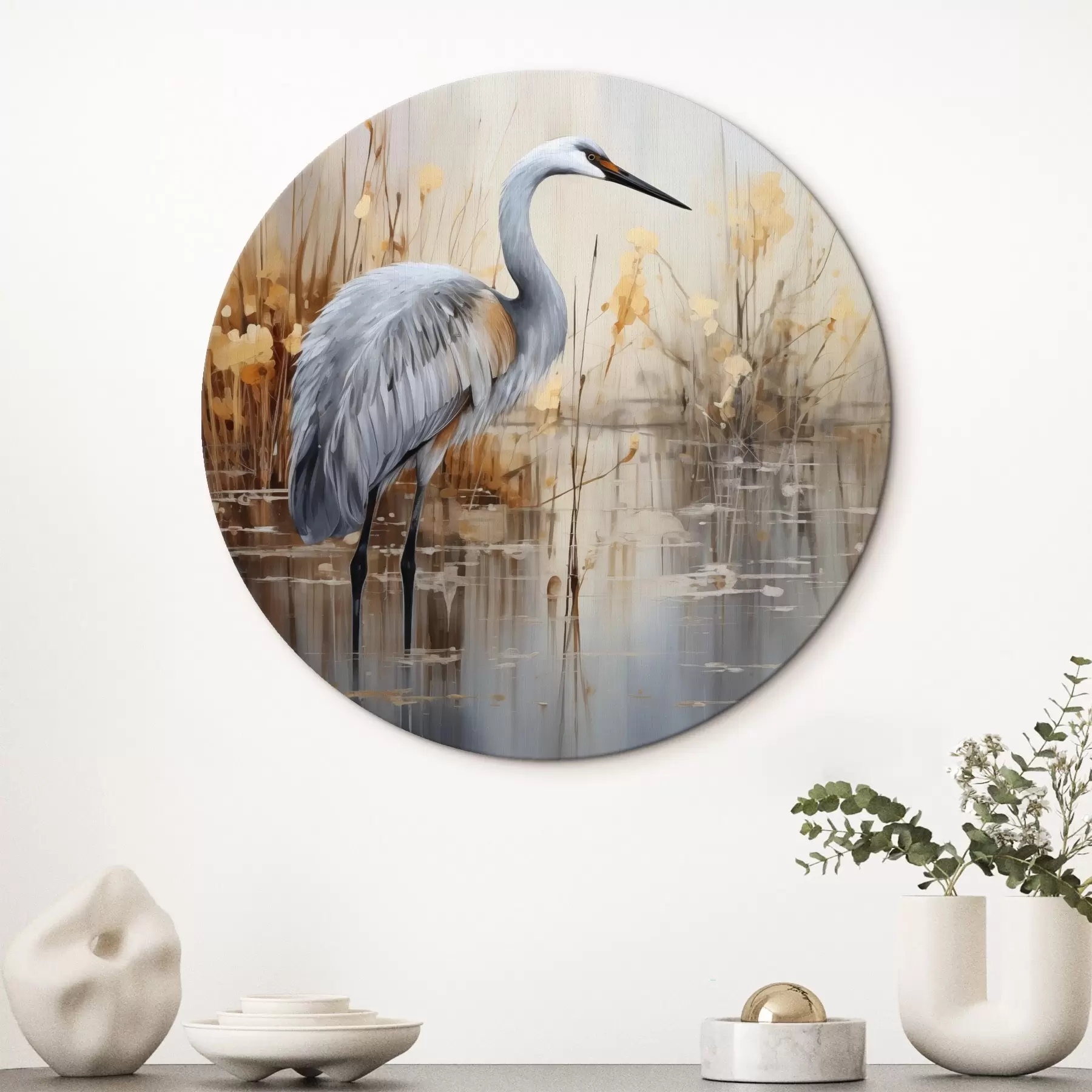 Fototapeta Czapla siwa stojąca w stawie, otoczona wysokimi, cienkimi roślinami, tło jest miękką mieszanką beżu i bieli r43398