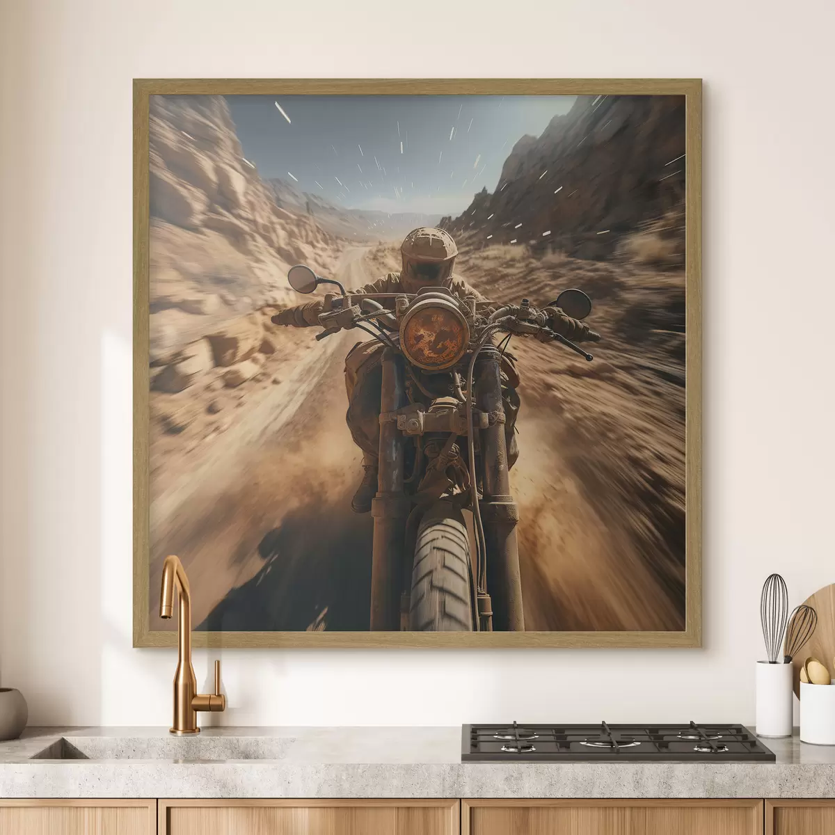 Plakat Motocyklista pędzący pustynną drogą f44361