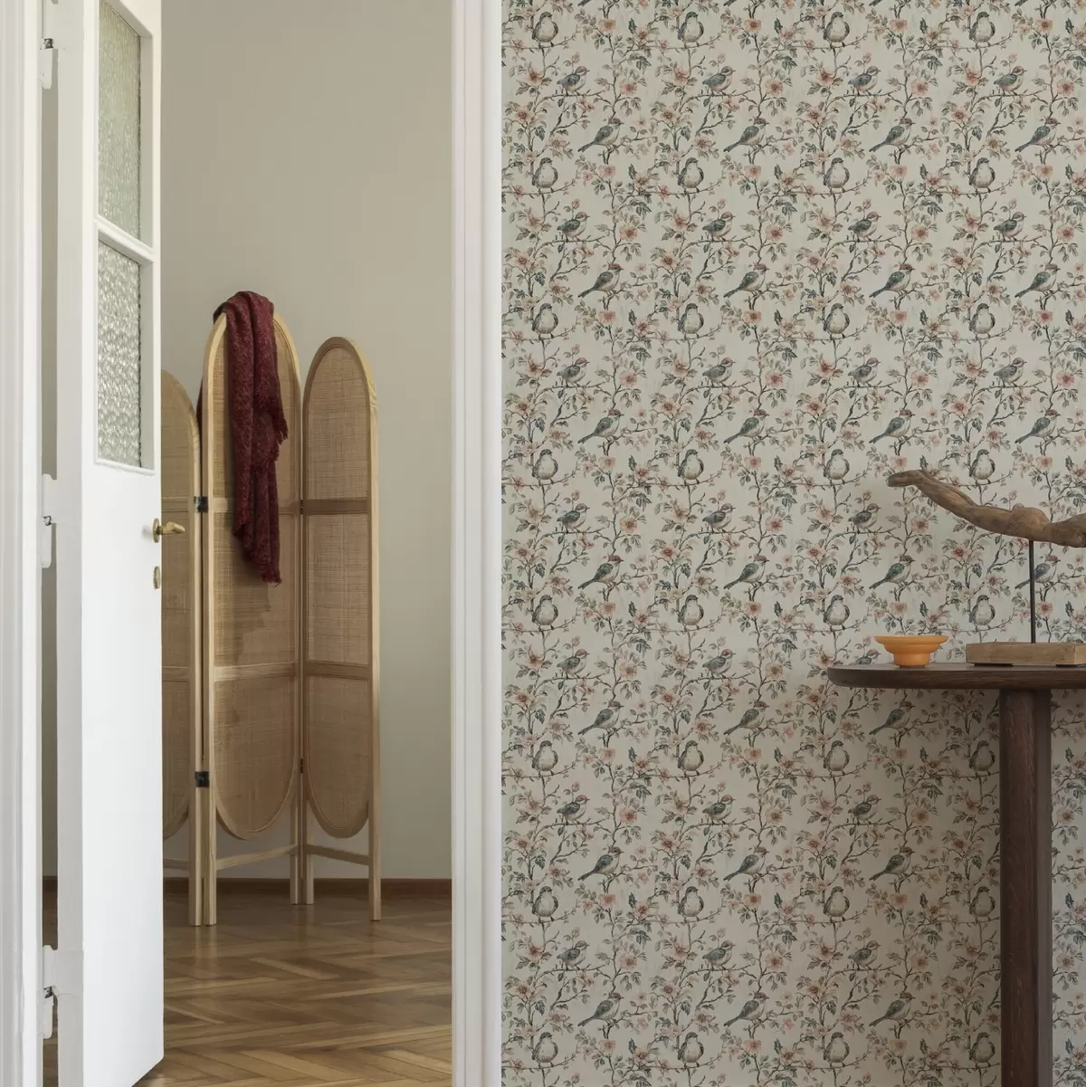 Tapeta Ptaki na gałęziach z kwiatami w stylu retro akwareli a00197