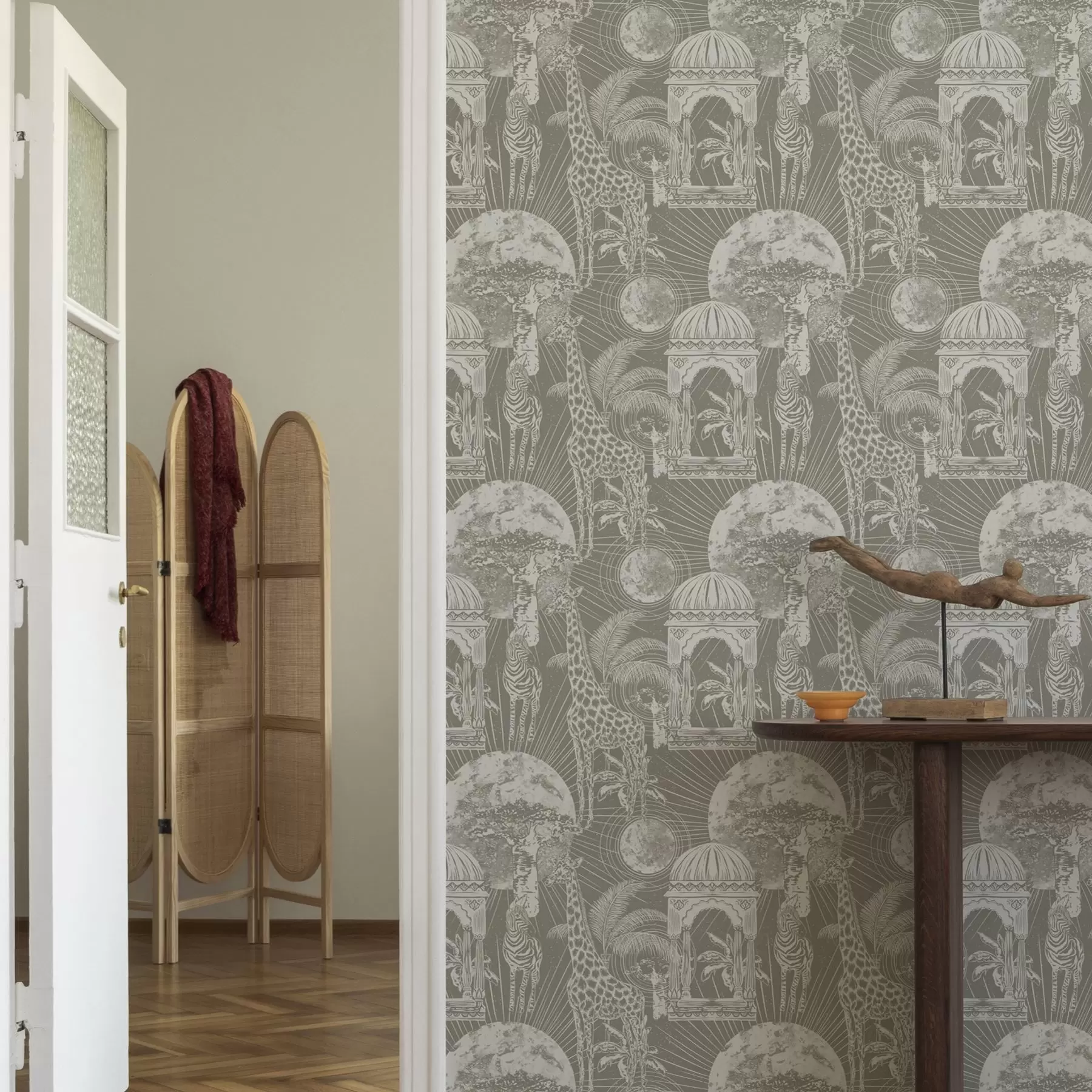 Fototapeta Żyrafa i zebra na tle architektury i tropikalnych drzew a00276