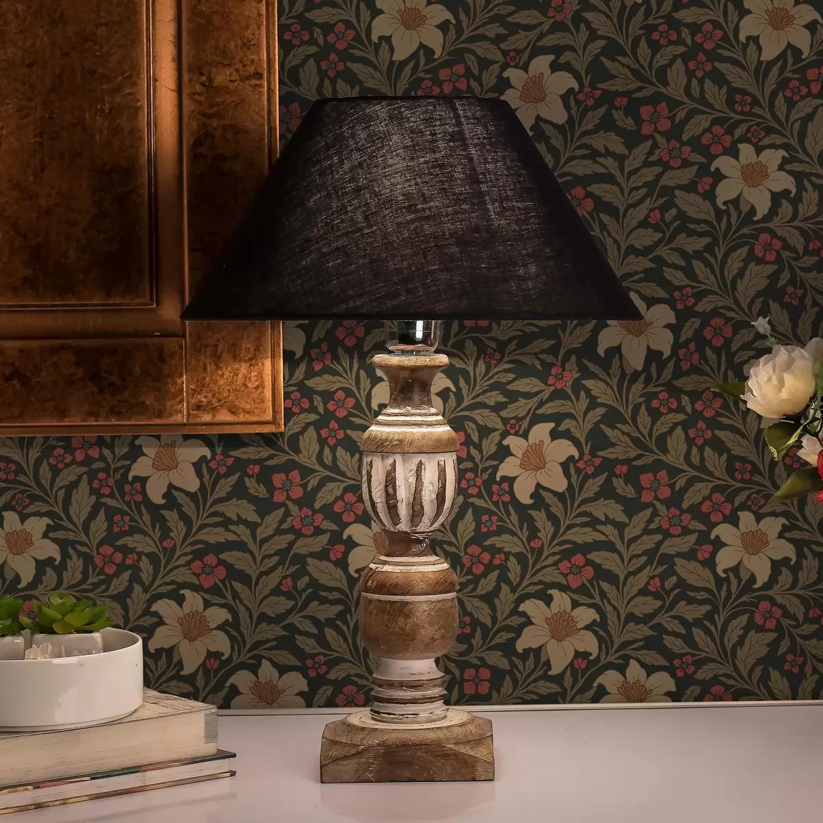 Tapeta Ciemne tło z żółtymi i czerwonymi kwiatami w stylu Art Nouveau a00293