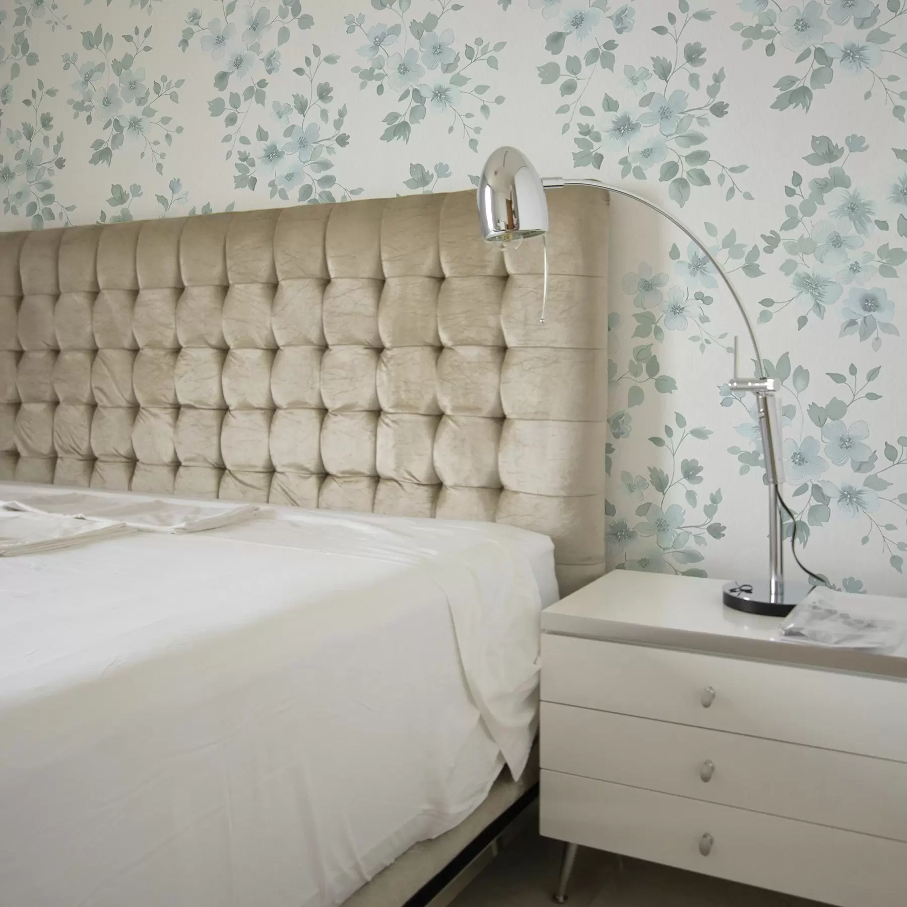 Fototapeta Jasnoniebieskie kwiaty na białym tle, styl akwareli a00364