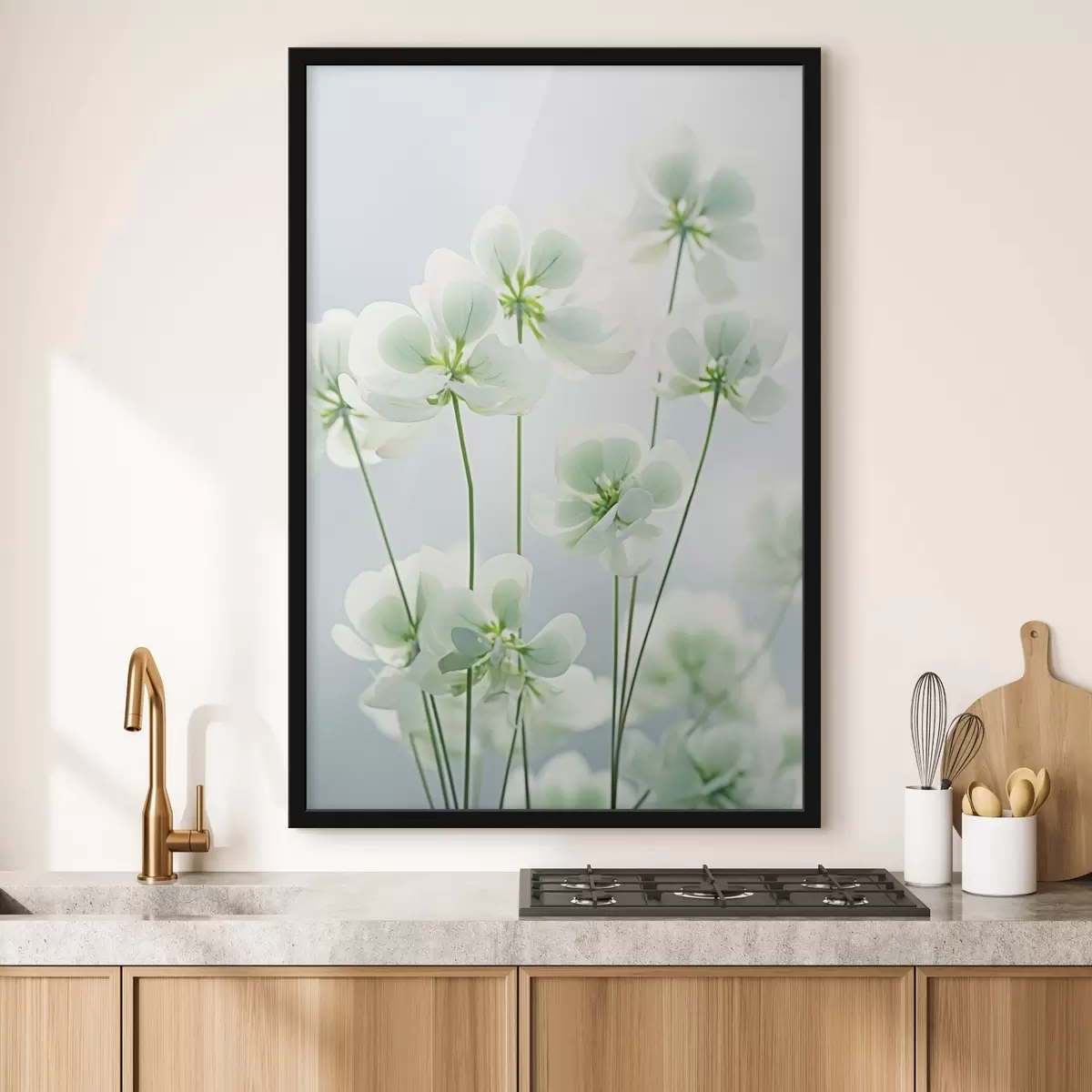 Plakat Białe kwiaty koniczyny z zieloną łodygą i liśćmi, miękkie oświetlenie, czyste tło, minimalistyczna kompozycja, botaniczne f45172