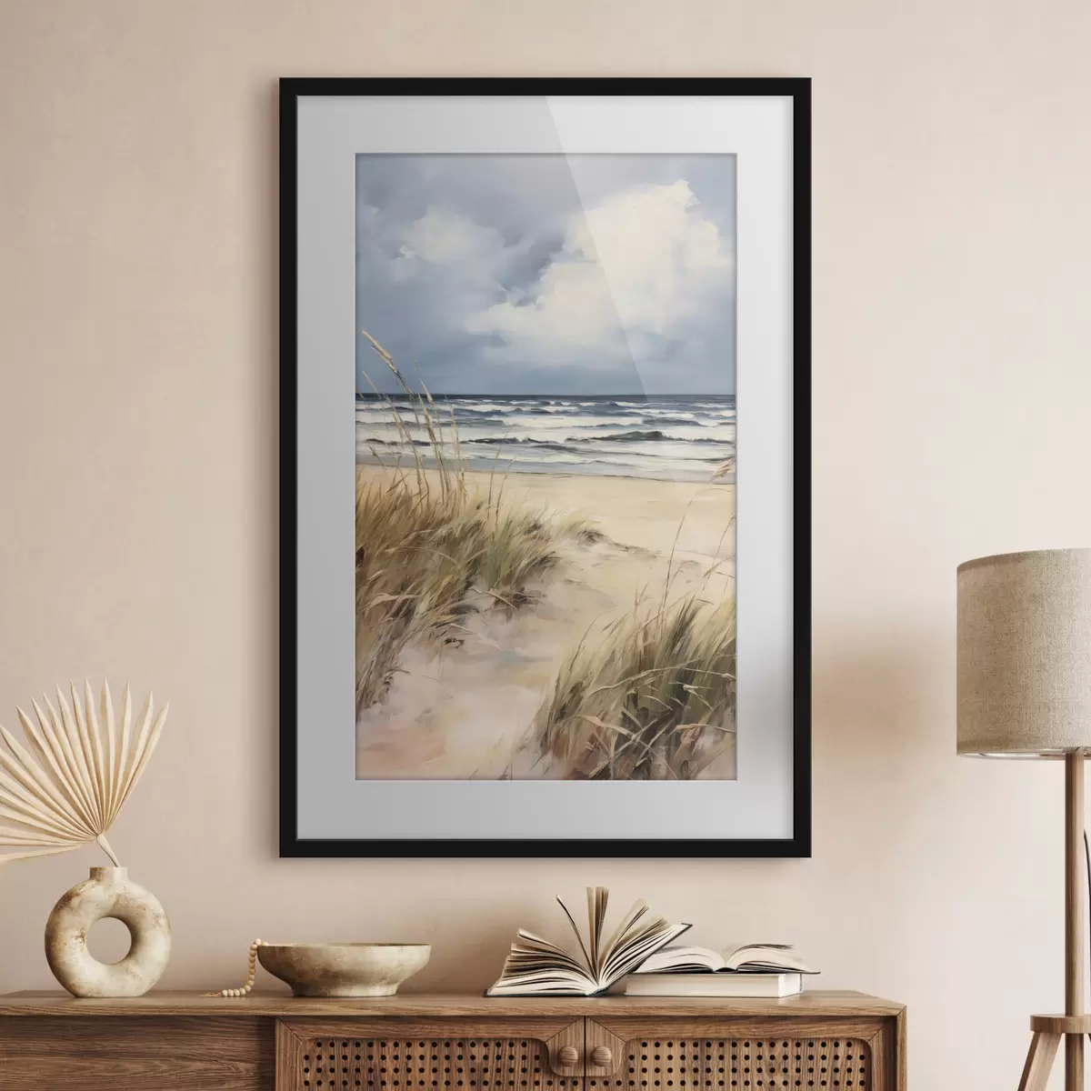 Plakat Piaszczysta plaża z wysoką trawą na pierwszym planie, ocean z falami i zachmurzone niebo w tle f45173