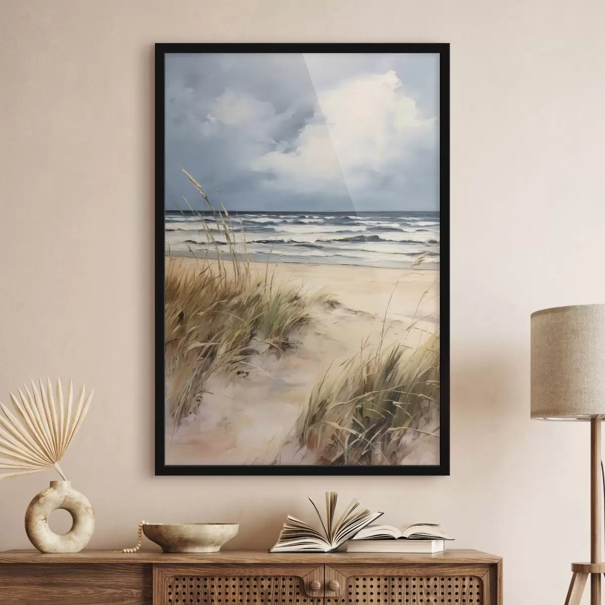 Plakat Piaszczysta plaża z wysoką trawą na pierwszym planie, ocean z falami i zachmurzone niebo w tle f45173