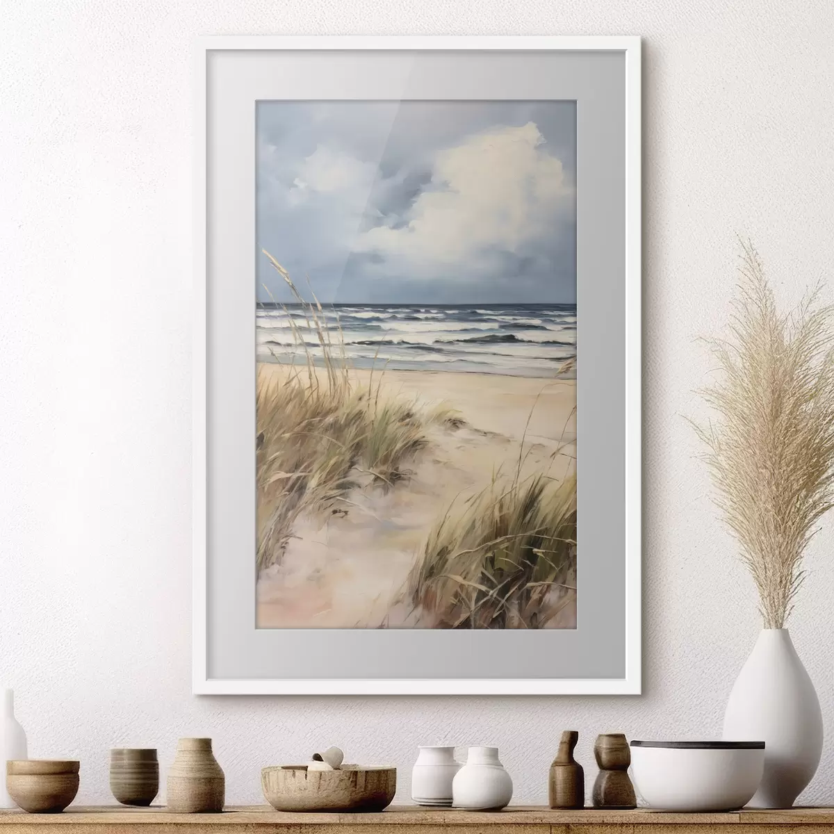 Plakat Piaszczysta plaża z wysoką trawą na pierwszym planie, ocean z falami i zachmurzone niebo w tle f45173