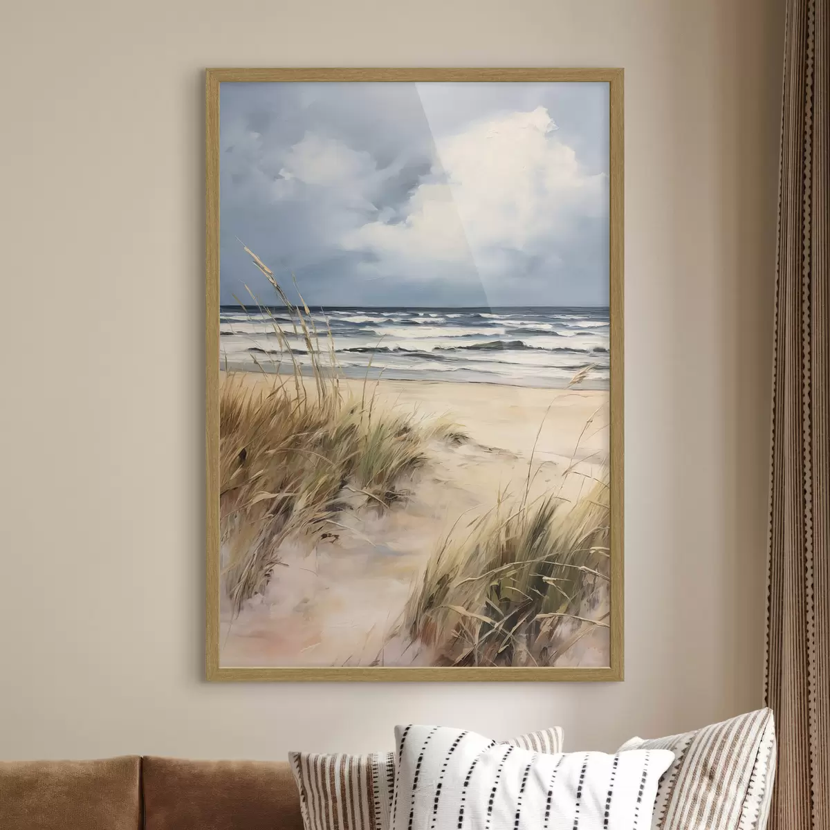 Plakat Piaszczysta plaża z wysoką trawą na pierwszym planie, ocean z falami i zachmurzone niebo w tle f45173