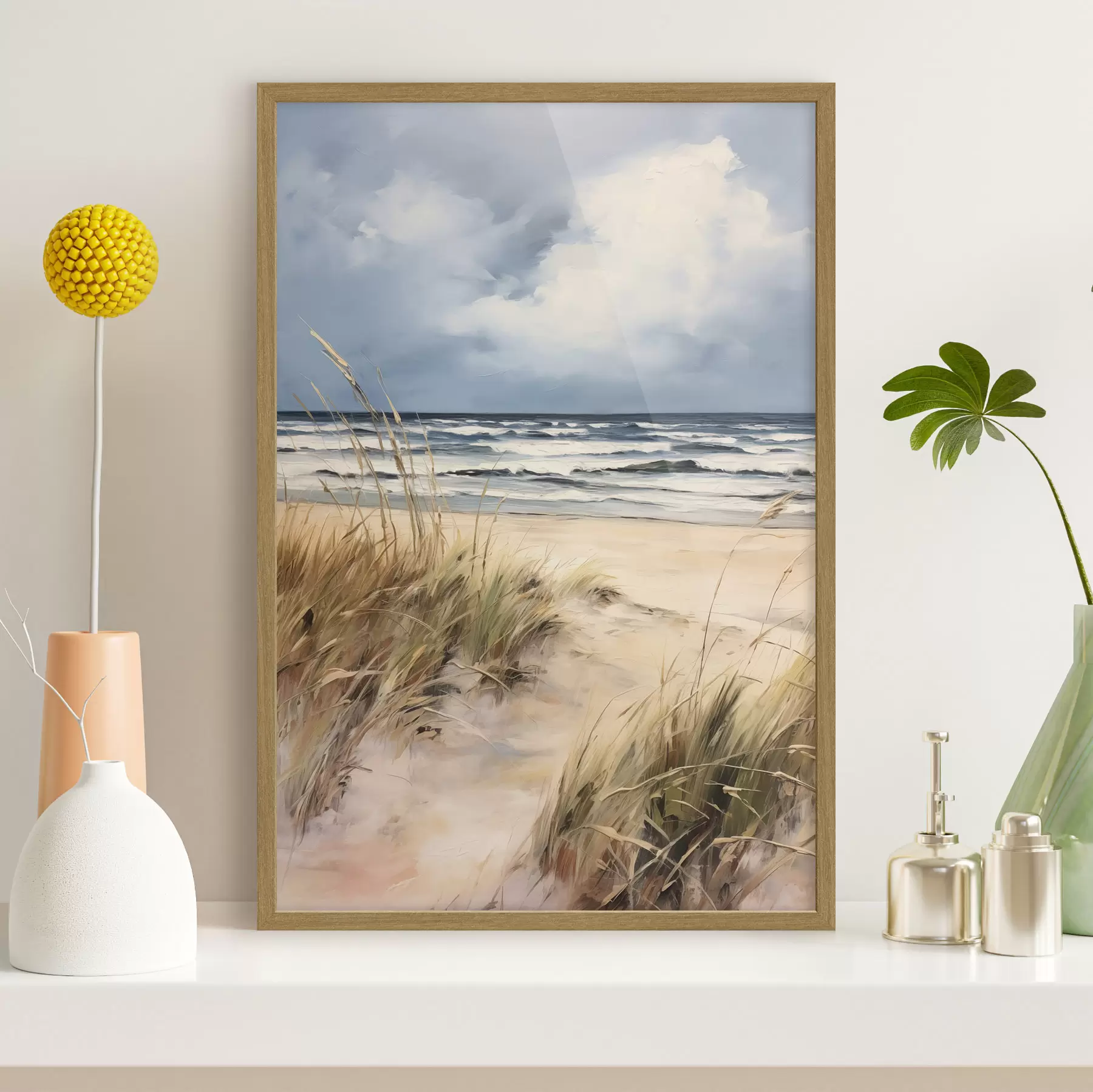 Fototapeta Piaszczysta plaża z wysoką trawą na pierwszym planie, ocean z falami i zachmurzone niebo w tle f45173