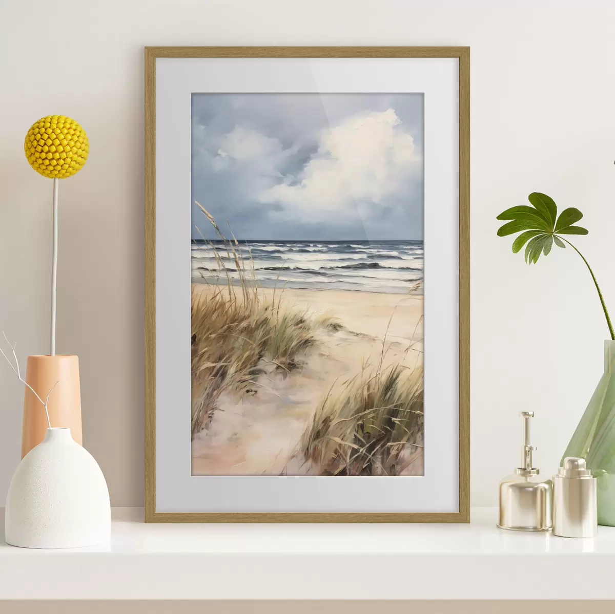 Plakat Piaszczysta plaża z wysoką trawą na pierwszym planie, ocean z falami i zachmurzone niebo w tle f45173