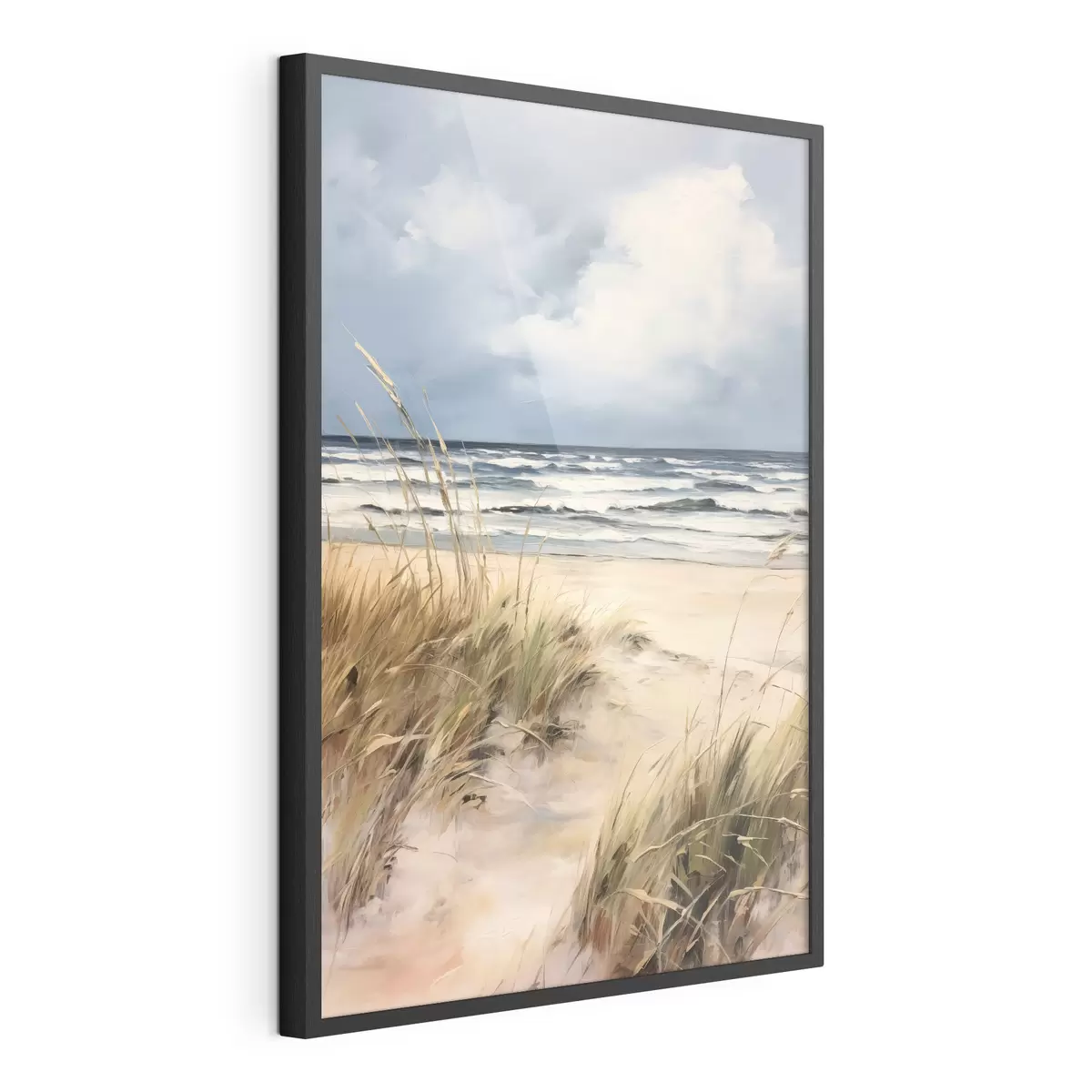 Plakat Piaszczysta plaża z wysoką trawą na pierwszym planie, ocean z falami i zachmurzone niebo w tle f45173