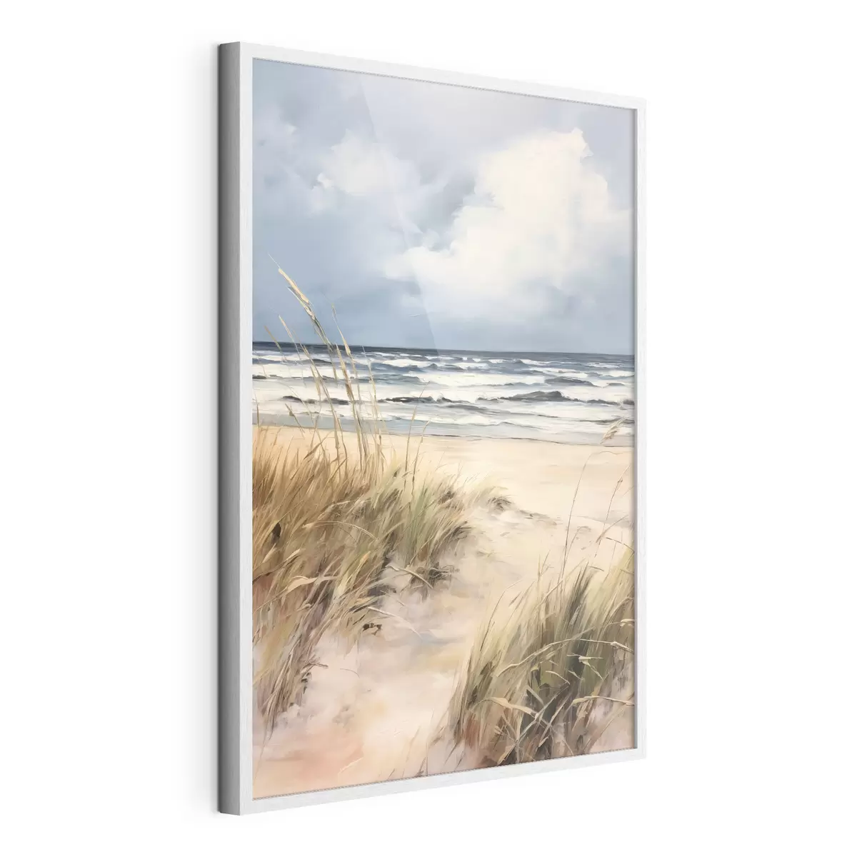 Plakat Piaszczysta plaża z wysoką trawą na pierwszym planie, ocean z falami i zachmurzone niebo w tle f45173