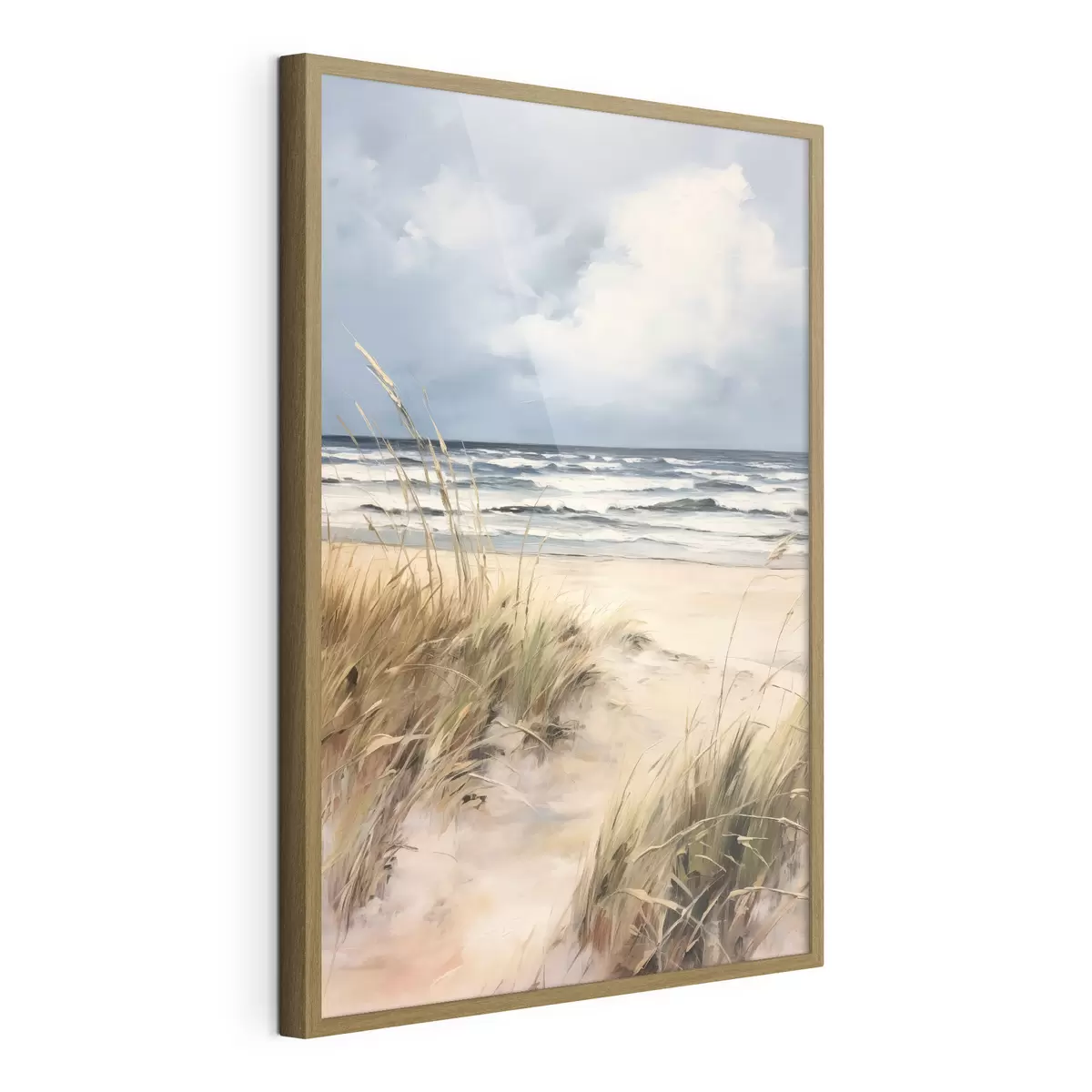 Plakat Piaszczysta plaża z wysoką trawą na pierwszym planie, ocean z falami i zachmurzone niebo w tle f45173