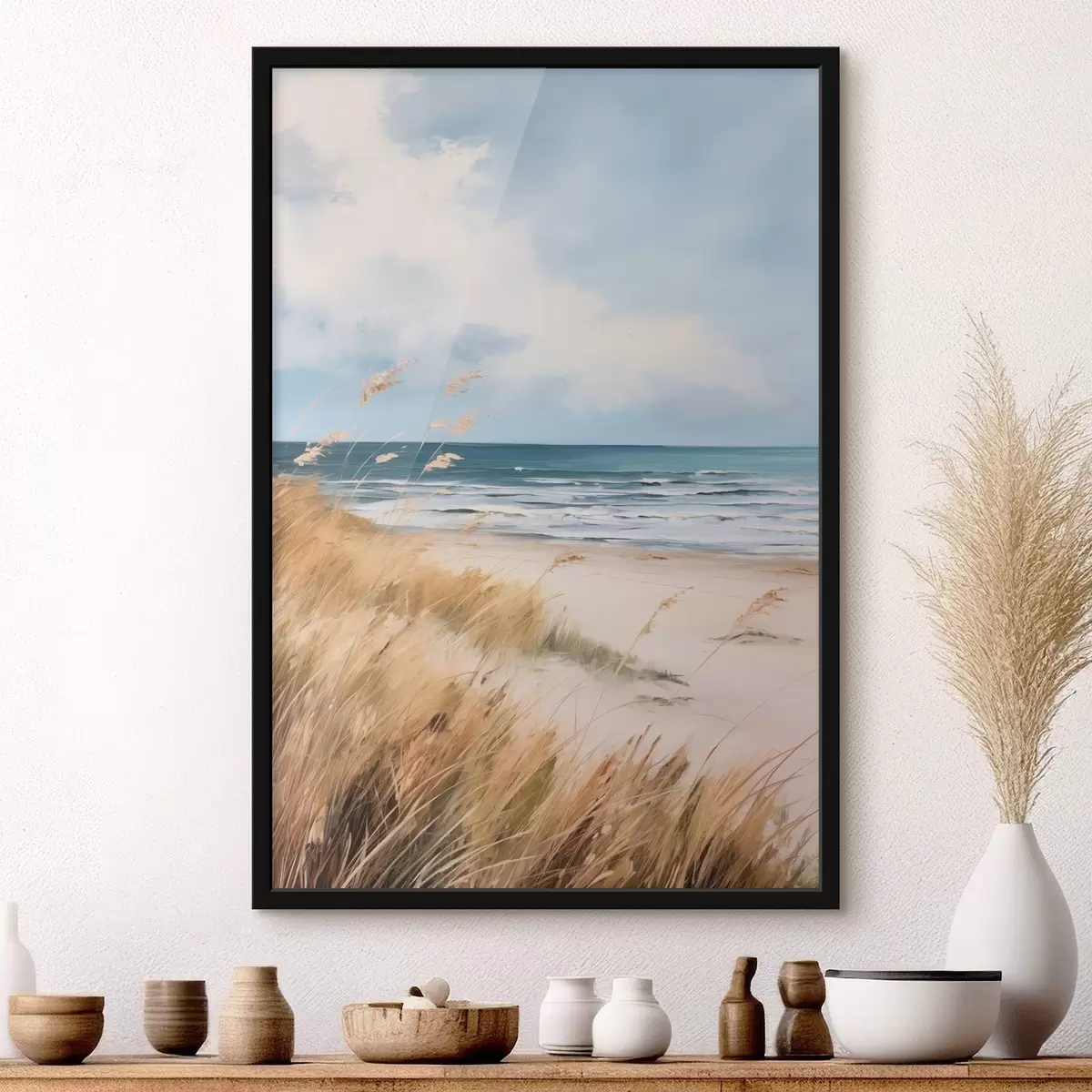 Plakat Piaszczysta plaża z wysoką trawą na pierwszym planie, ocean z falami i zachmurzone niebo w tle f45174
