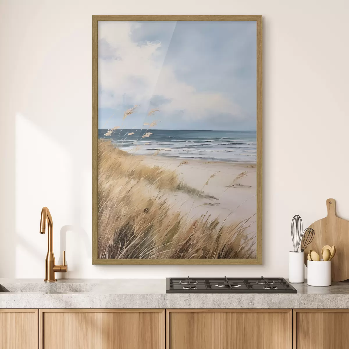 Plakat Piaszczysta plaża z wysoką trawą na pierwszym planie, ocean z falami i zachmurzone niebo w tle f45174