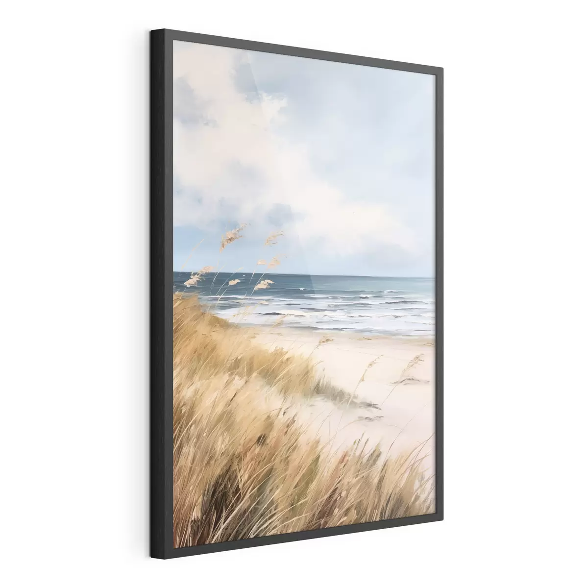 Plakat Piaszczysta plaża z wysoką trawą na pierwszym planie, ocean z falami i zachmurzone niebo w tle f45174