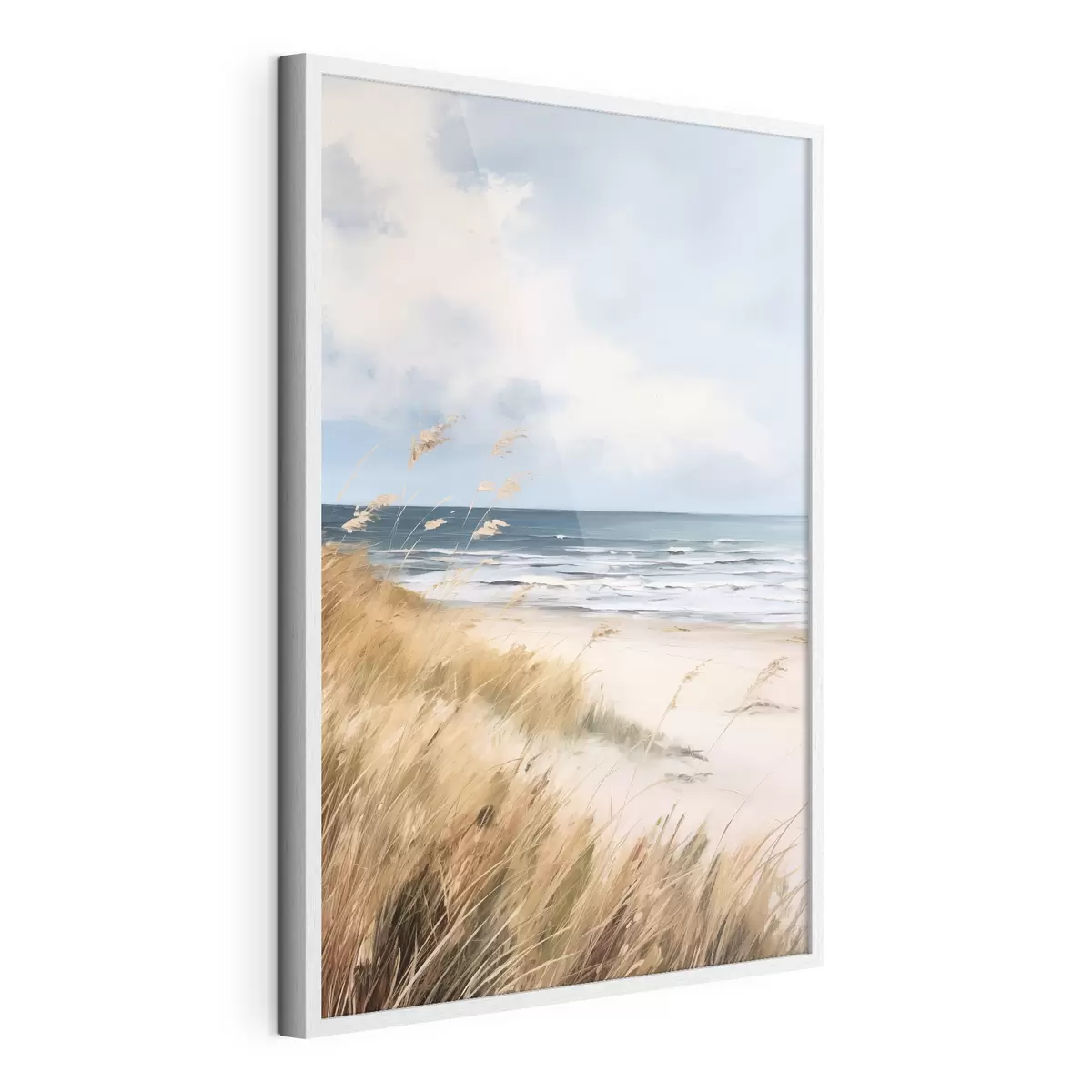 Plakat Piaszczysta plaża z wysoką trawą na pierwszym planie, ocean z falami i zachmurzone niebo w tle f45174