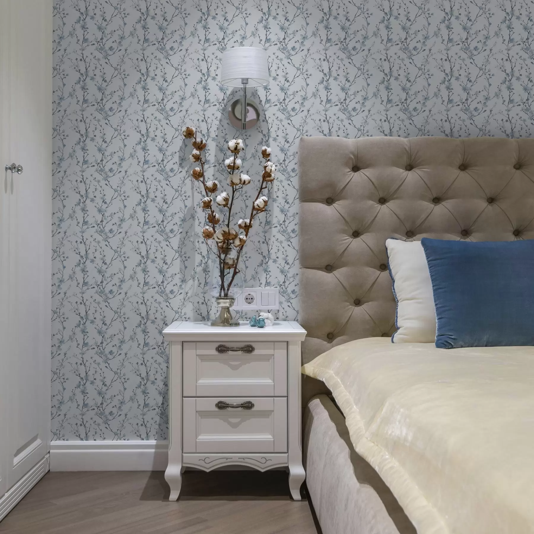 Fototapeta Niebieskie kwiaty wiśni na białym tle z delikatnym kontrastem a00399