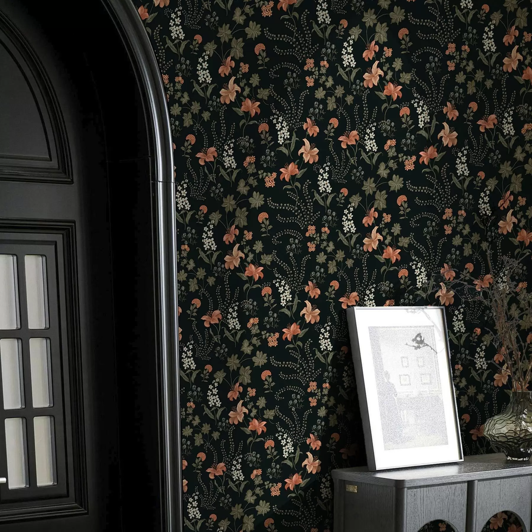 Fototapeta Pomarańczowe lilie i małe kwiaty na czarnym tle a00463