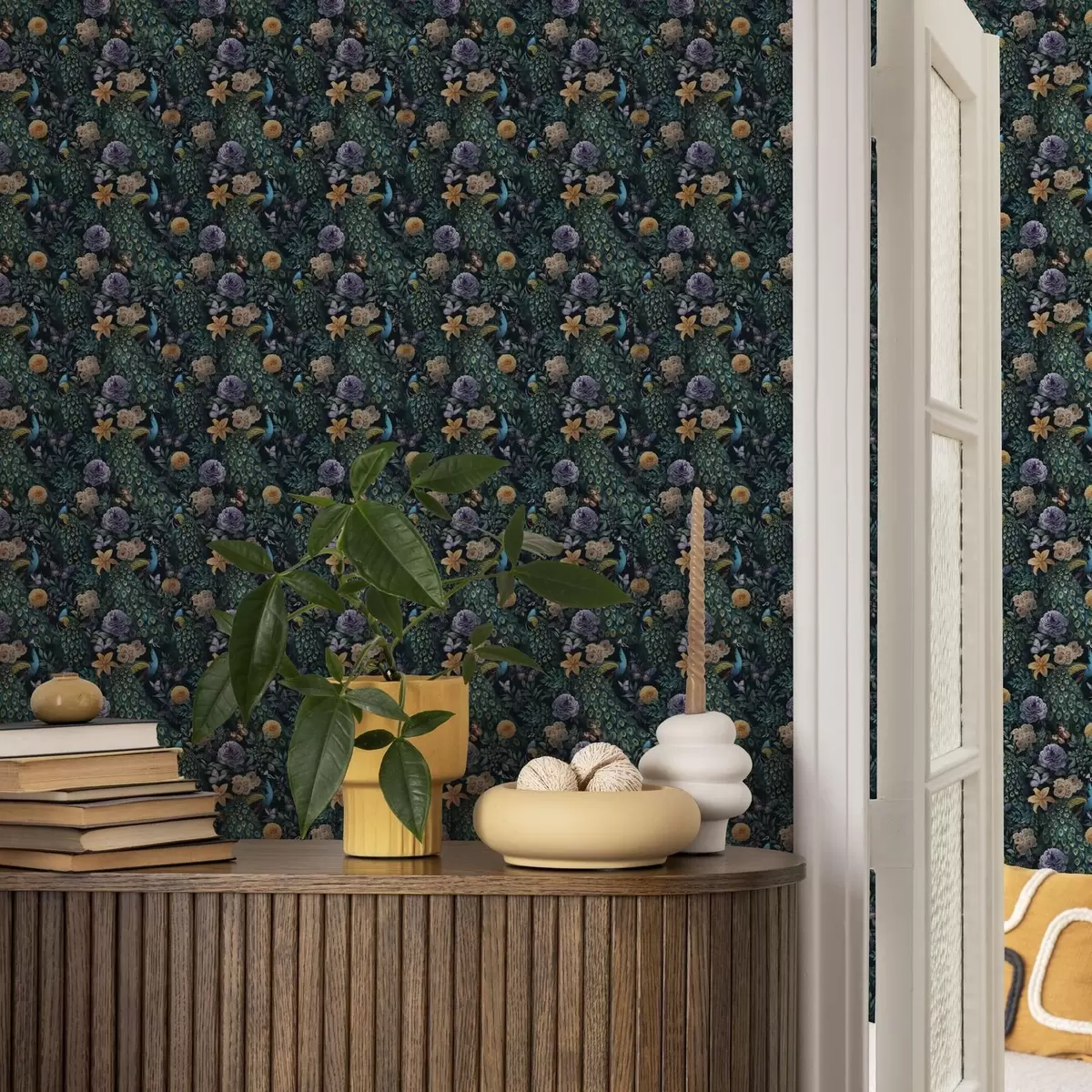 Tapeta Pawie wśród ciemnych kwiatów i motyli a00348