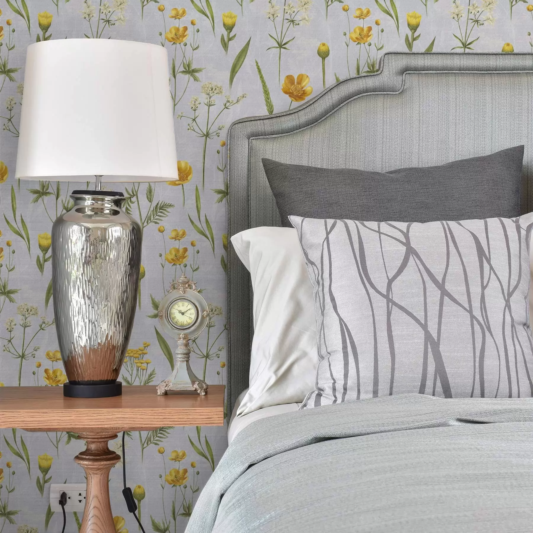 Fototapeta Żółte kwiaty i zieleń na jasnoszarym tle a00472