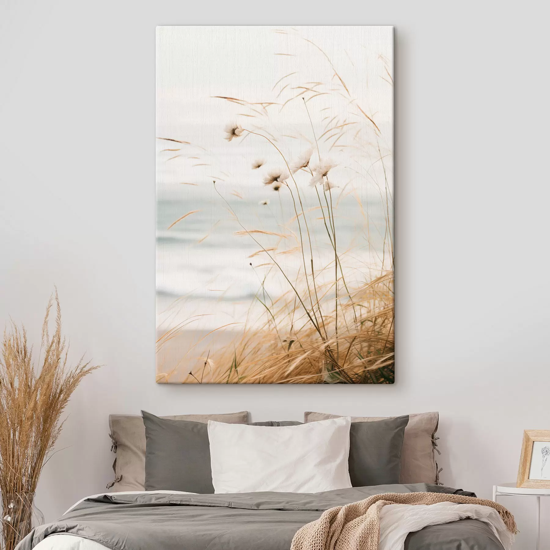 Obraz Trochę trawy bawełnianej i innej suchej trawy przed rozmytym morzem, miękka i stonowana paleta kolorów s45562