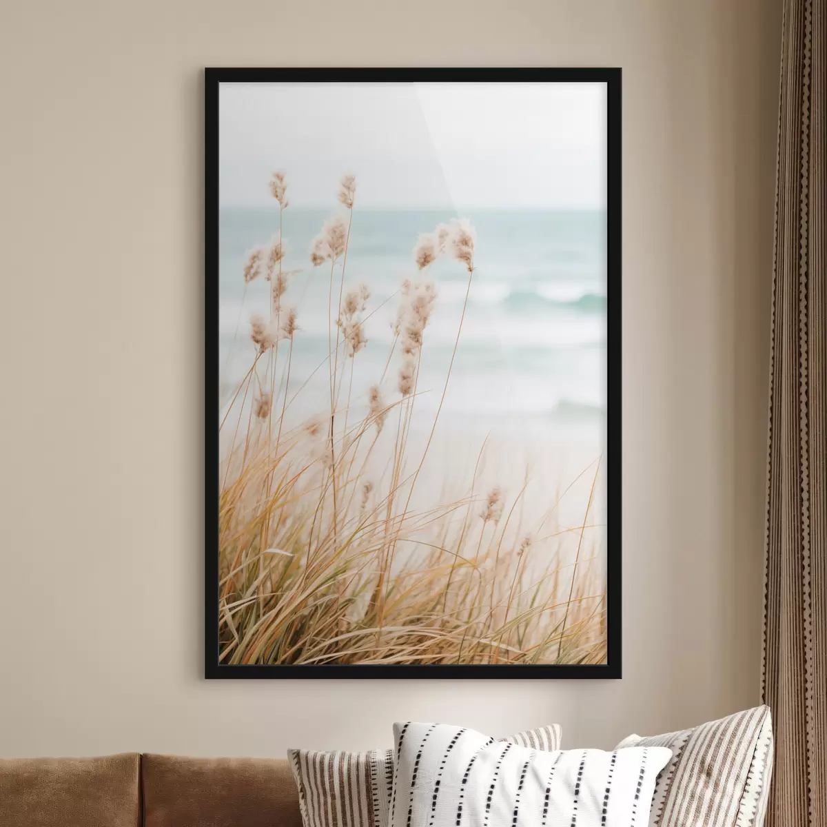 Plakat Wysoka trawa z puszystymi główkami nasion, piaszczysta plaża i fale oceanu w tle, miękka i stonowana paleta kolorów f45561