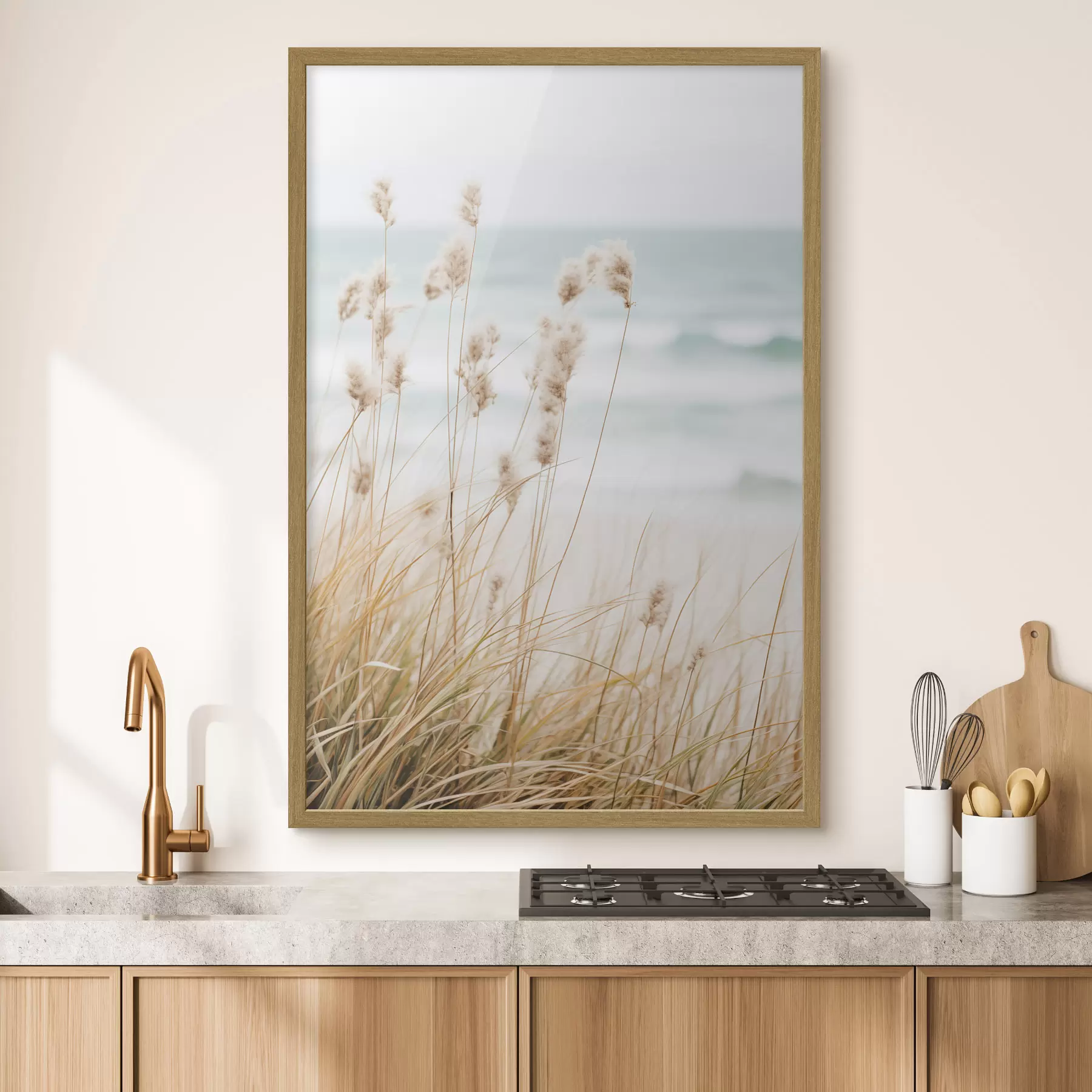 Fototapeta Wysoka trawa z puszystymi główkami nasion, piaszczysta plaża i fale oceanu w tle, miękka i stonowana paleta kolorów f45561