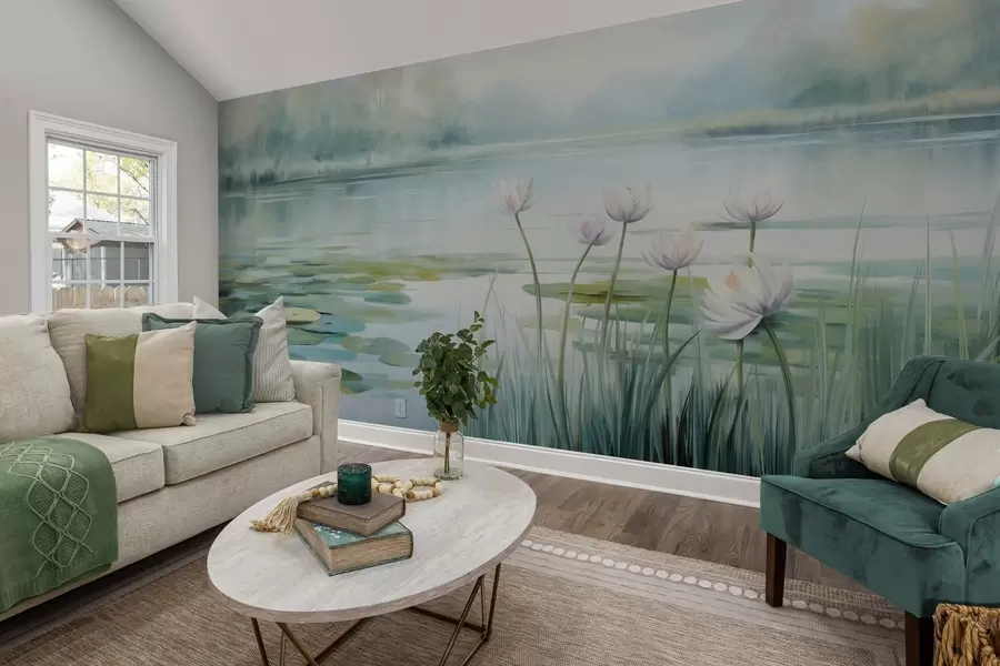 Fototapeta Krajobraz z jeziorem, liliami wodnymi i liśćmi lilii, drzewami w tle, w spokojnym otoczeniu, w jasnoniebieskich i zielonych odcieniach w09395