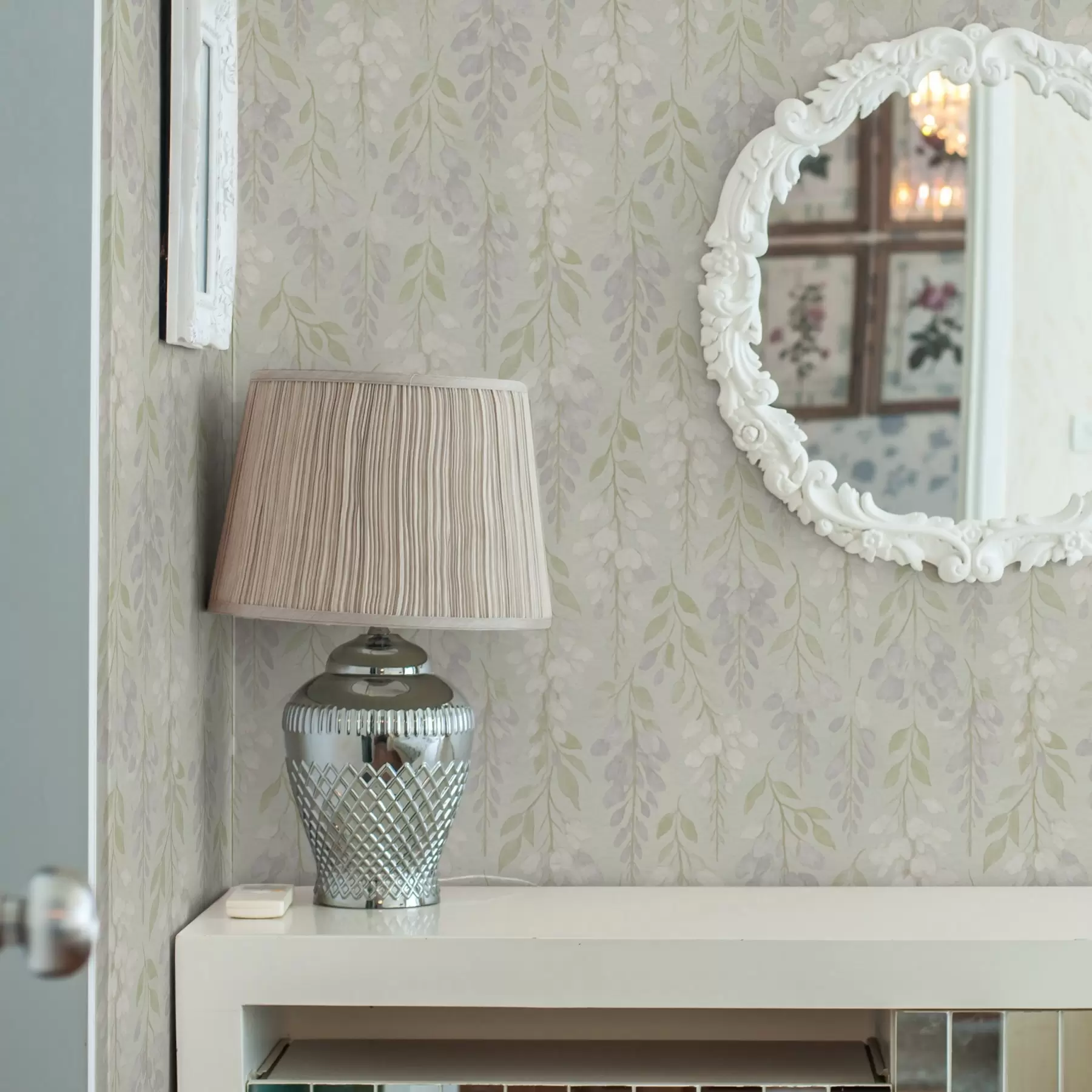 Fototapeta Wisząca lawenda glicynia na miętowo-zielonym tle a00593