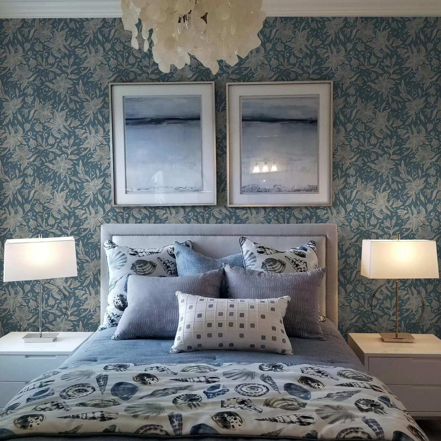 Fototapeta Kremowe, liniowe kwiaty na niebieskim tle, delikatne zawijasy a00630