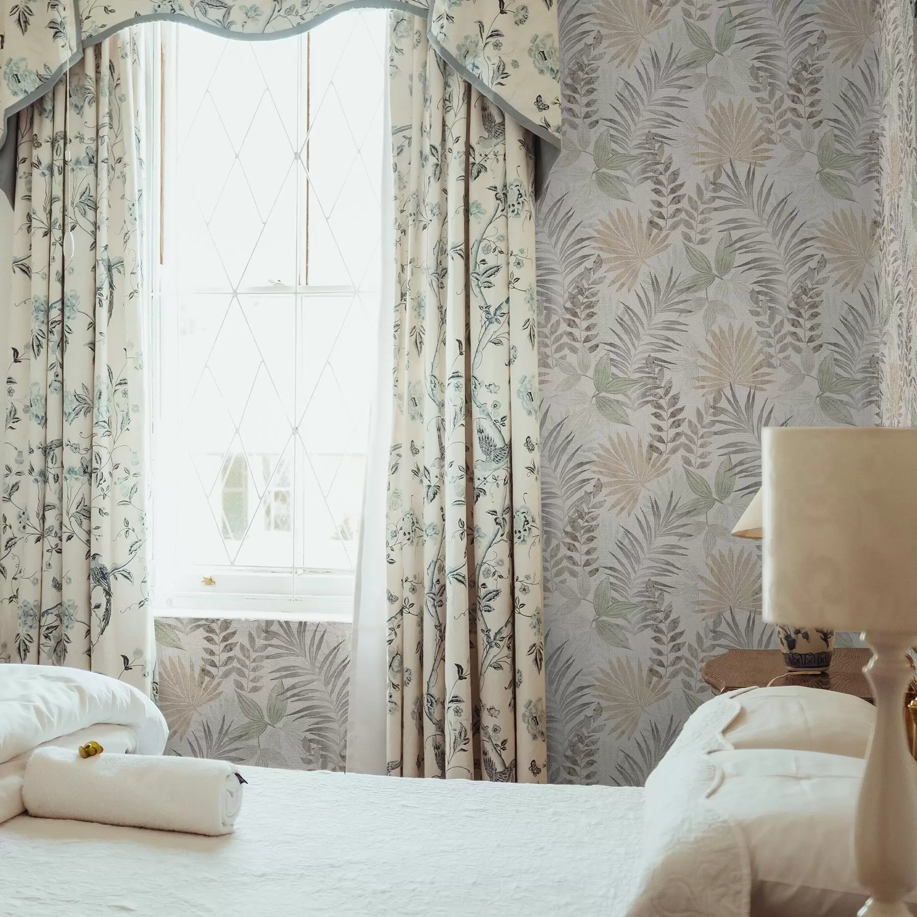 Fototapeta Pastelowe tropikalne liście na jasnym tle, subtelna faktura a00725