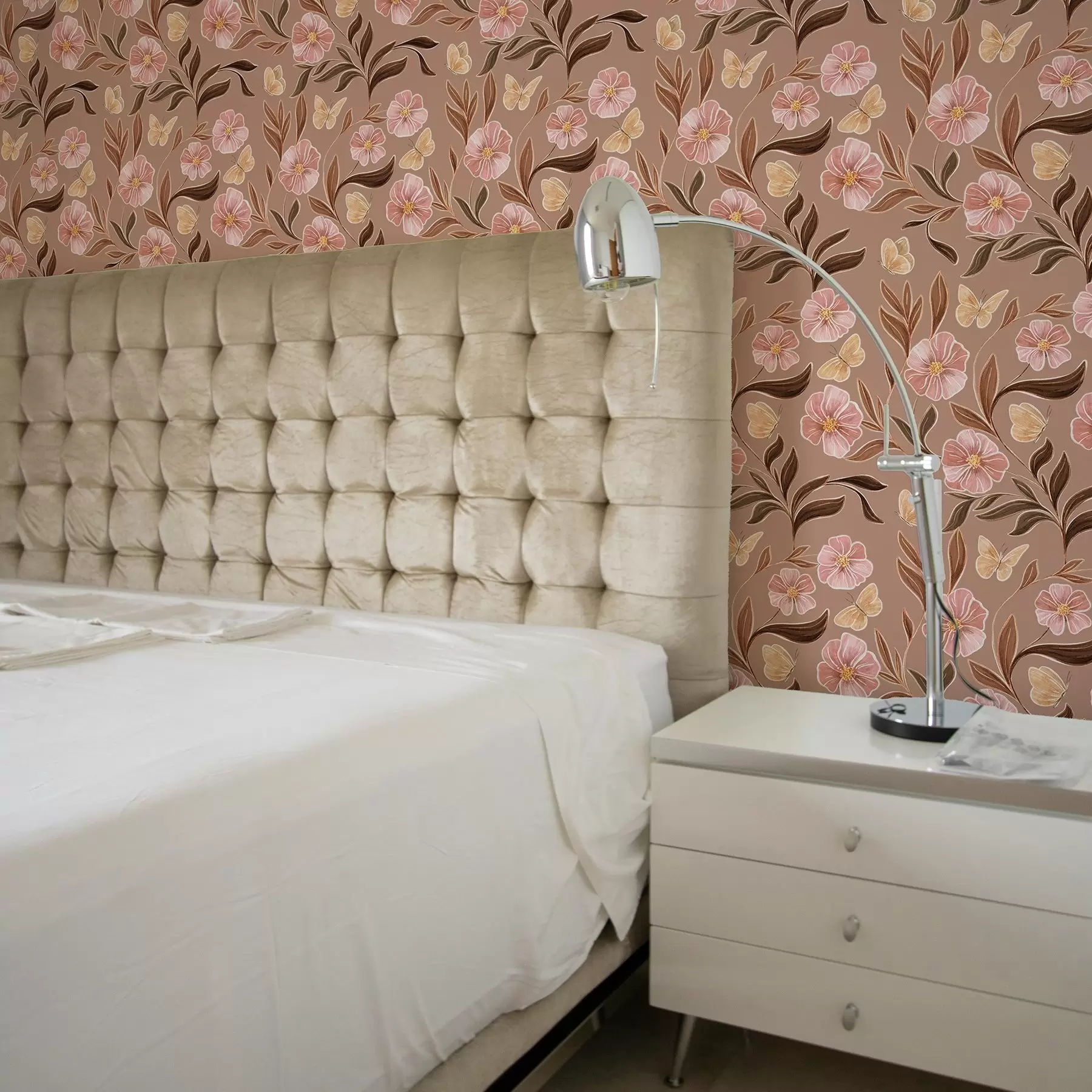 Fototapeta Różowe kwiaty i motyle na ciepłym brązowym tle a00633v1